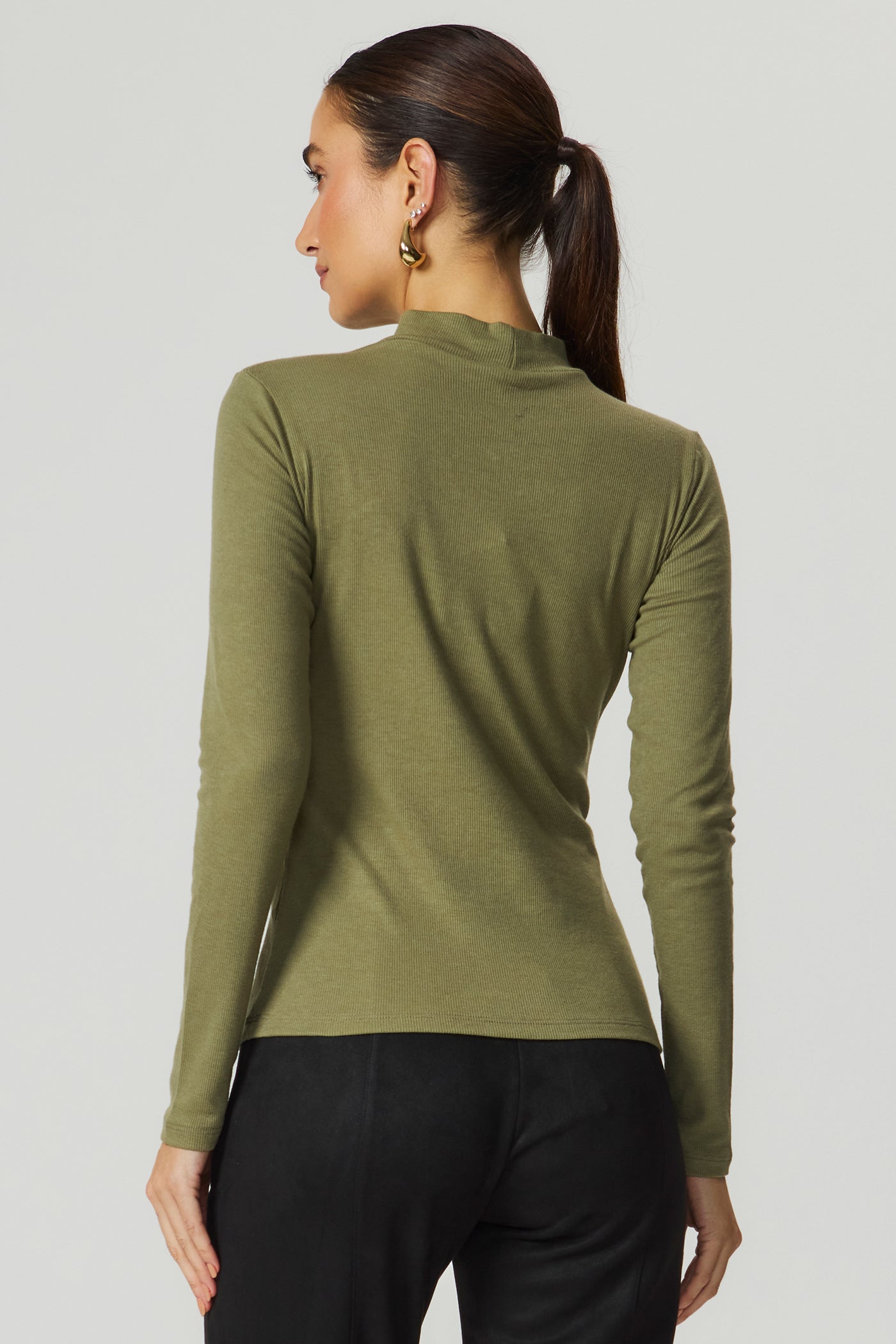 Blusa canelada gola alta oliva Fato Básico
