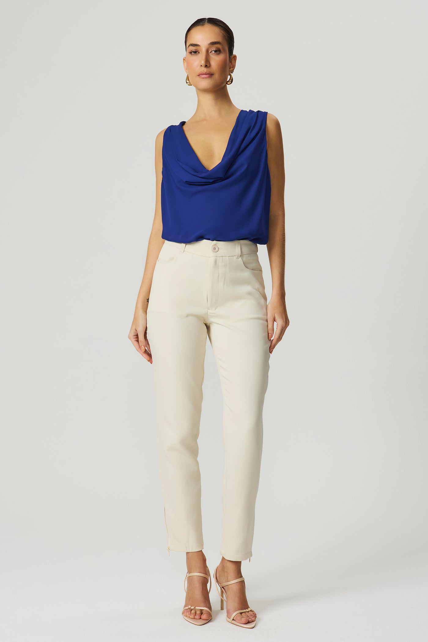 Blusa regata decote degagê azul