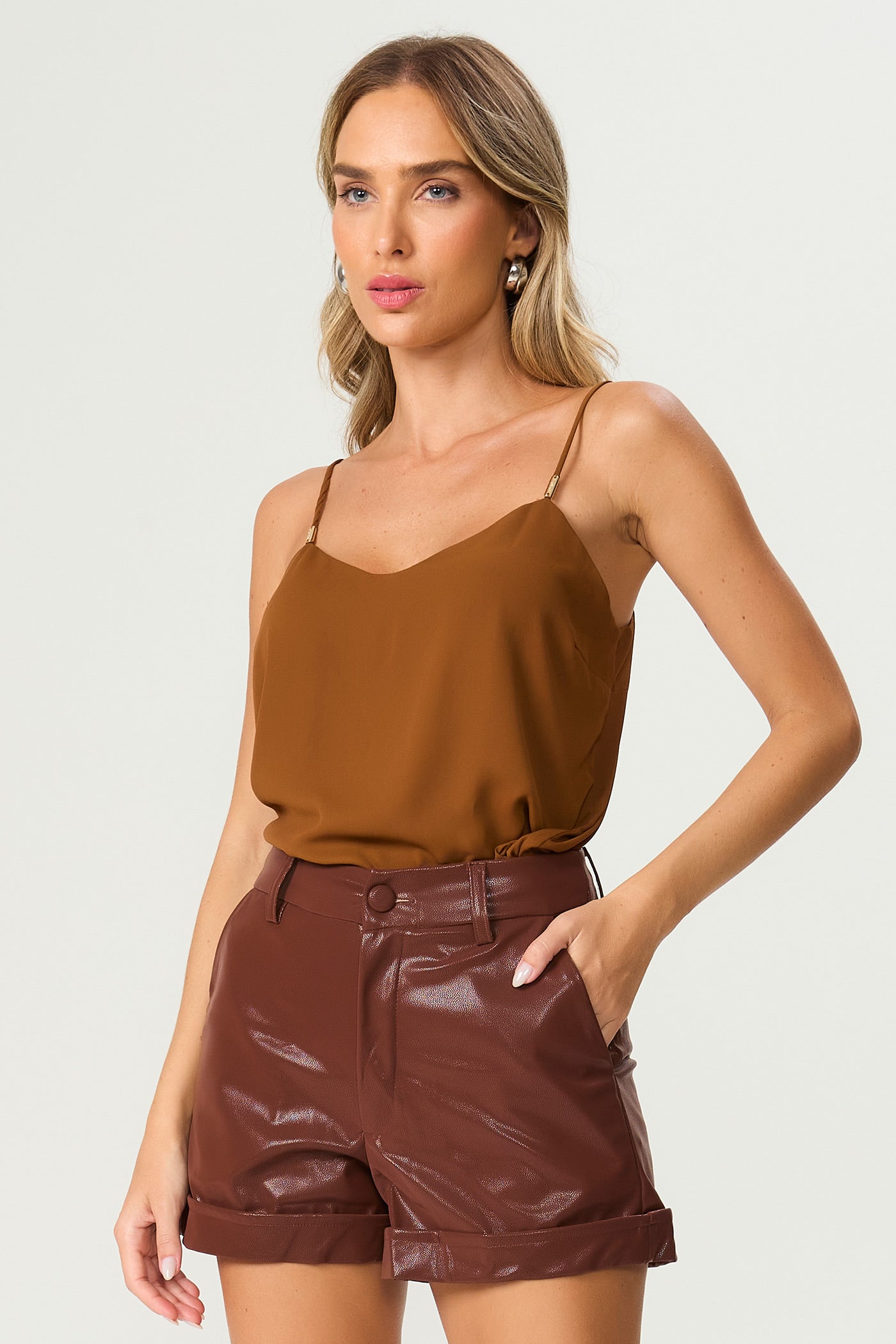 Shorts de couro brilho marrom Fato Básico