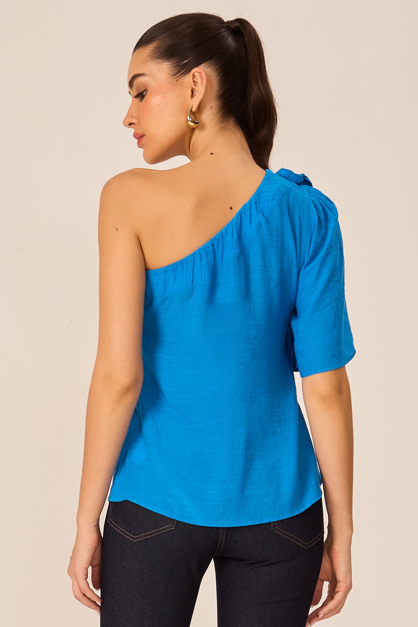Blusa assimétrica detalhe laço azul Fato Básico