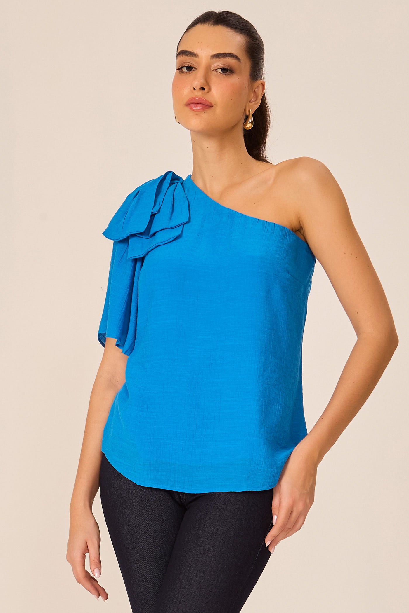 Blusa assimétrica detalhe laço azul Fato Básico