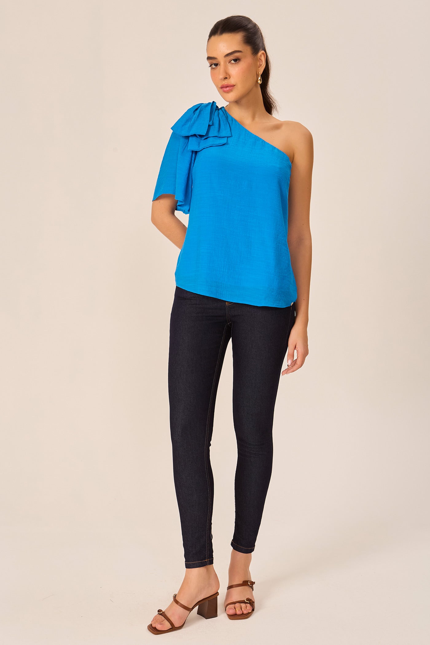 Blusa assimétrica detalhe laço azul Fato Básico