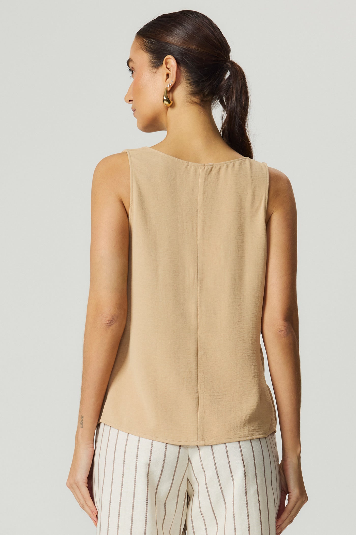 Blusa decote V bege Fato Básico
