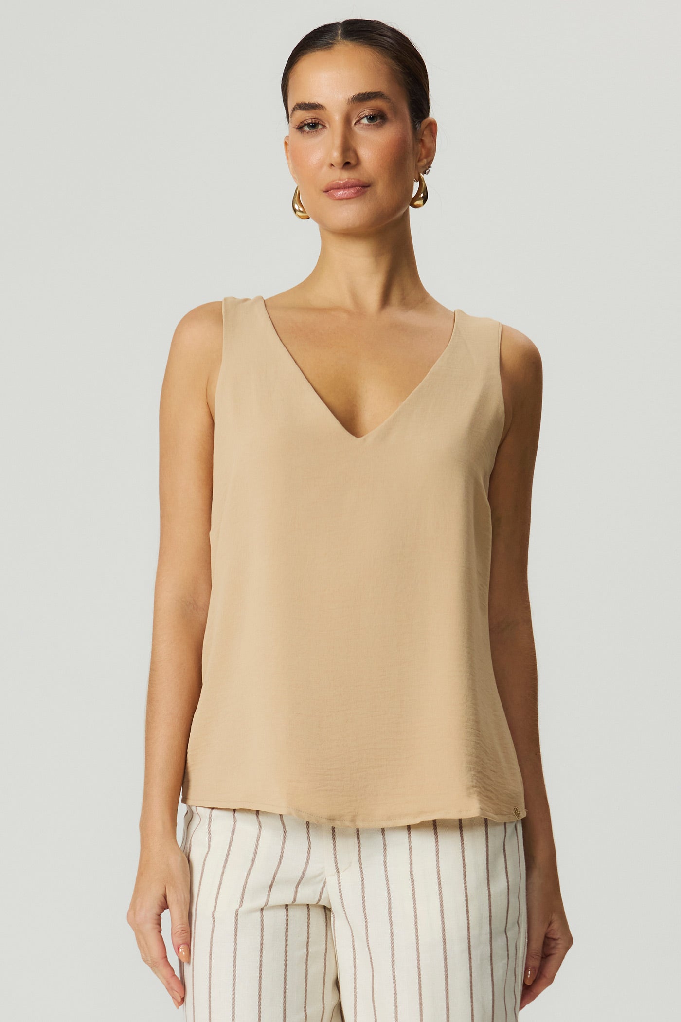 Blusa decote V bege Fato Básico