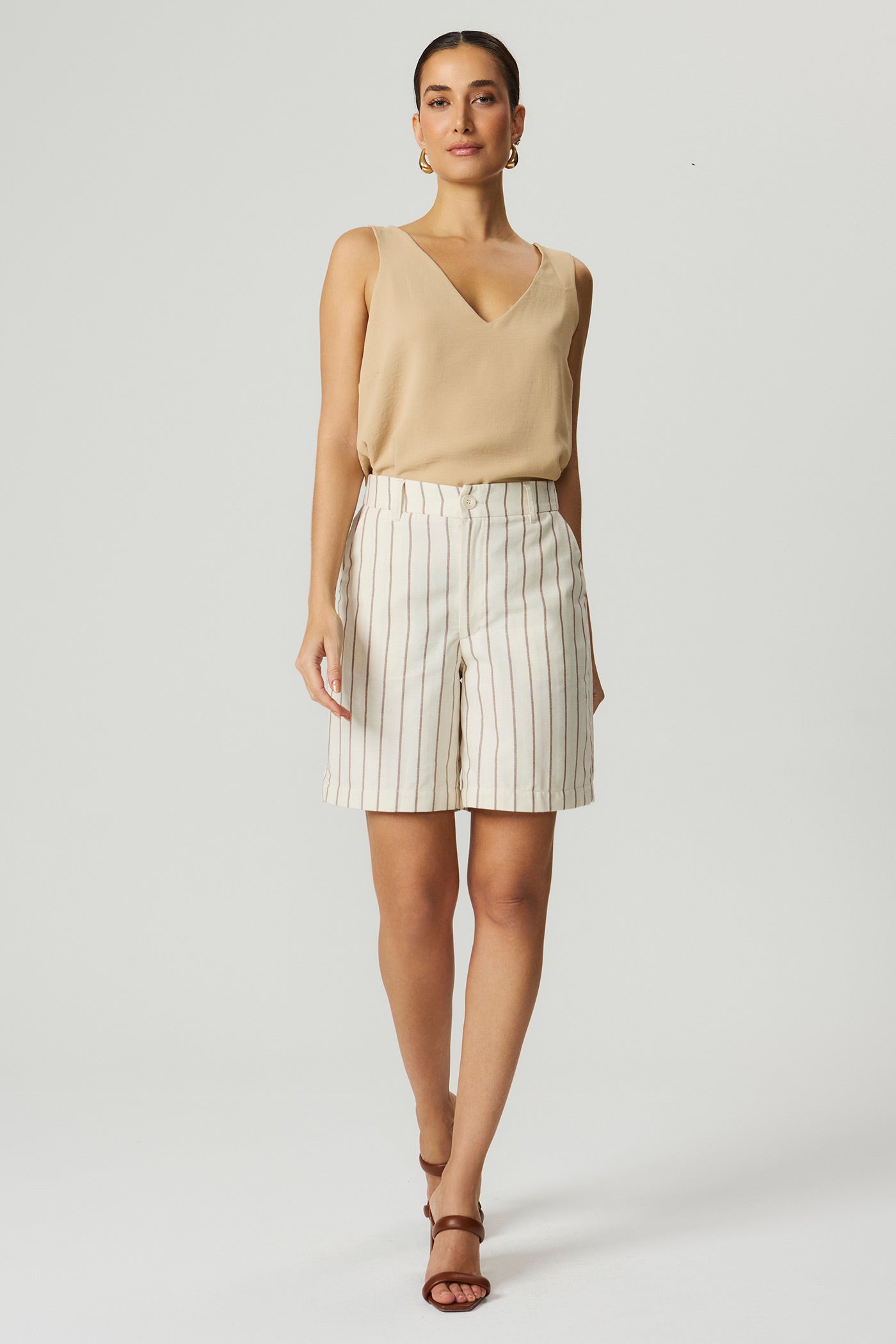 Blusa decote V bege Fato Básico
