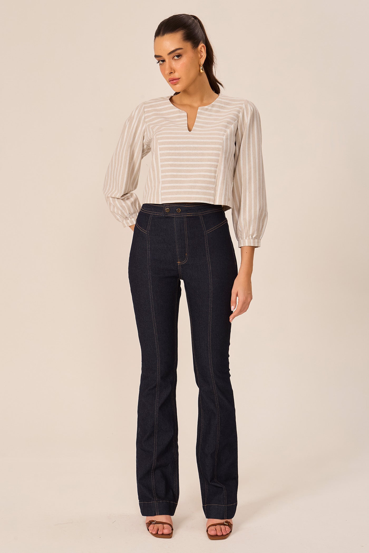 Blusa listra manga bufante bege Fato Básico