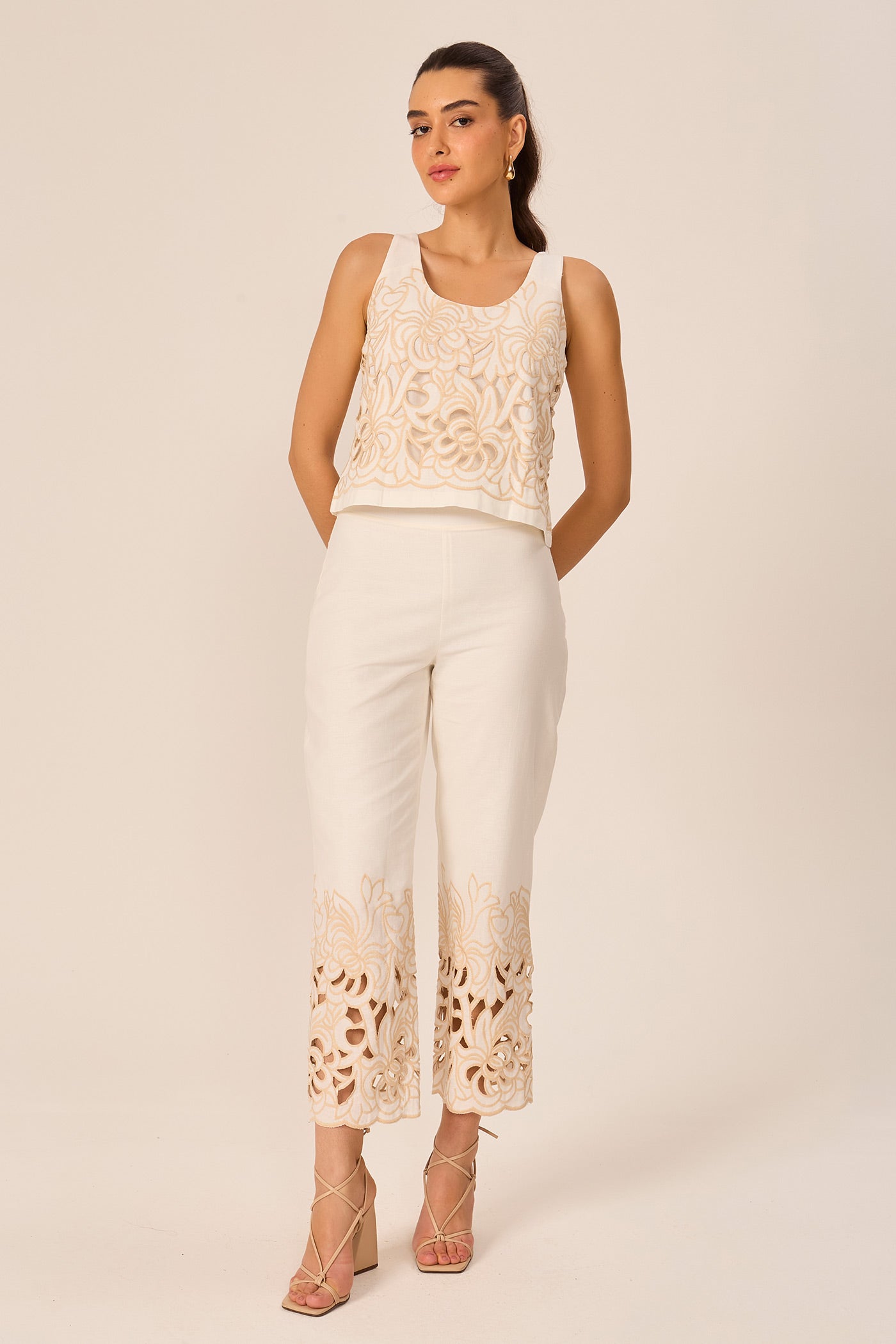 Regata em linho com bordado off white Fato Básico