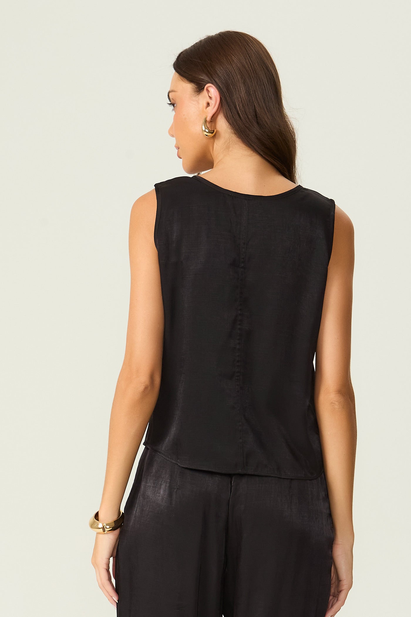 Regata cropped acetinada preta Fato Básico