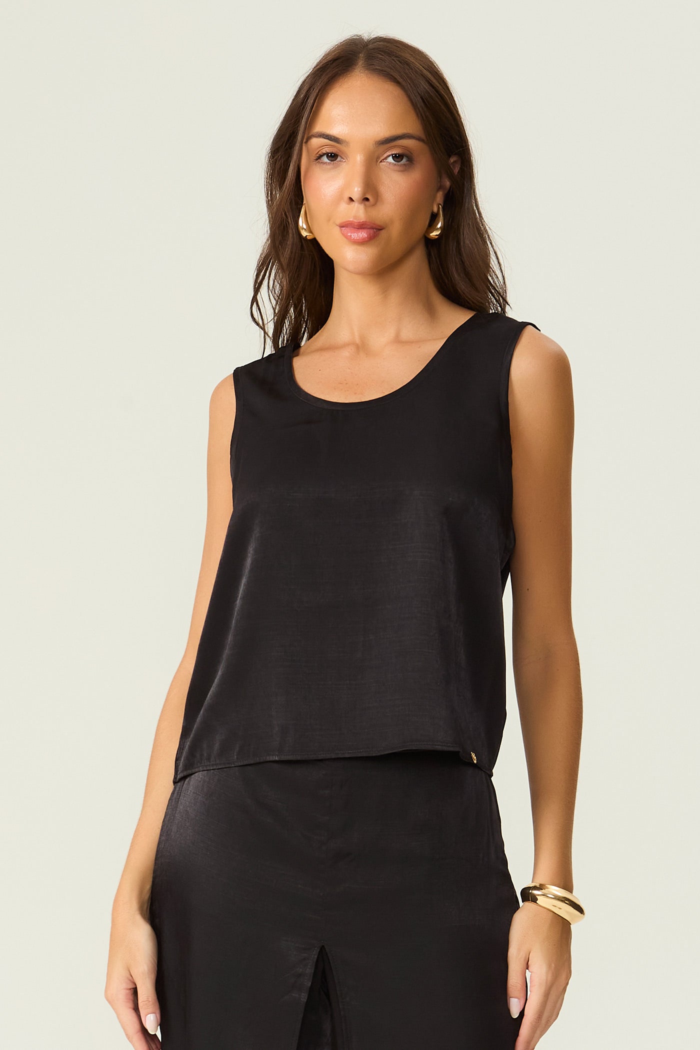 Regata cropped acetinada preta Fato Básico