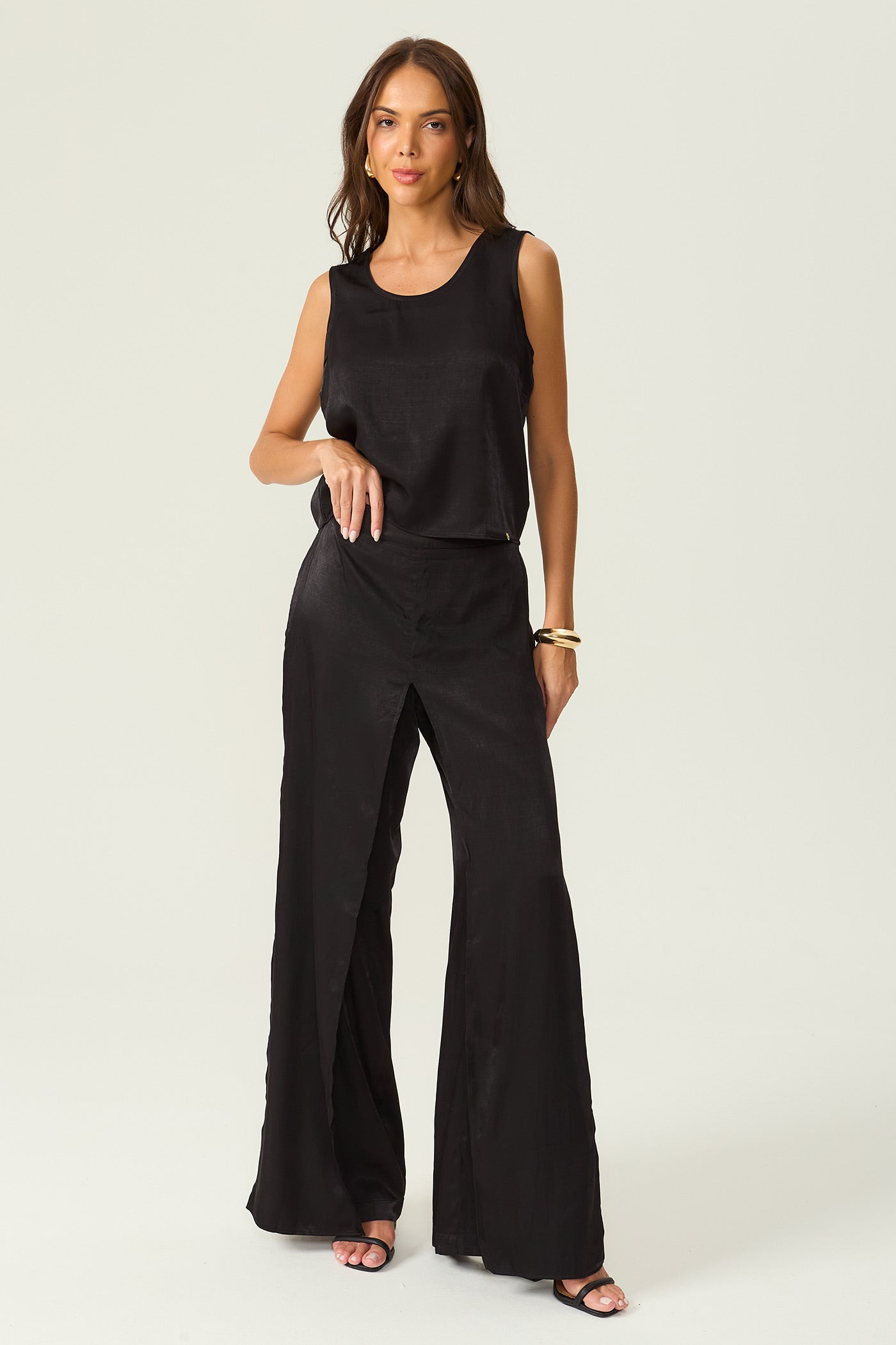 Regata cropped acetinada preta Fato Básico