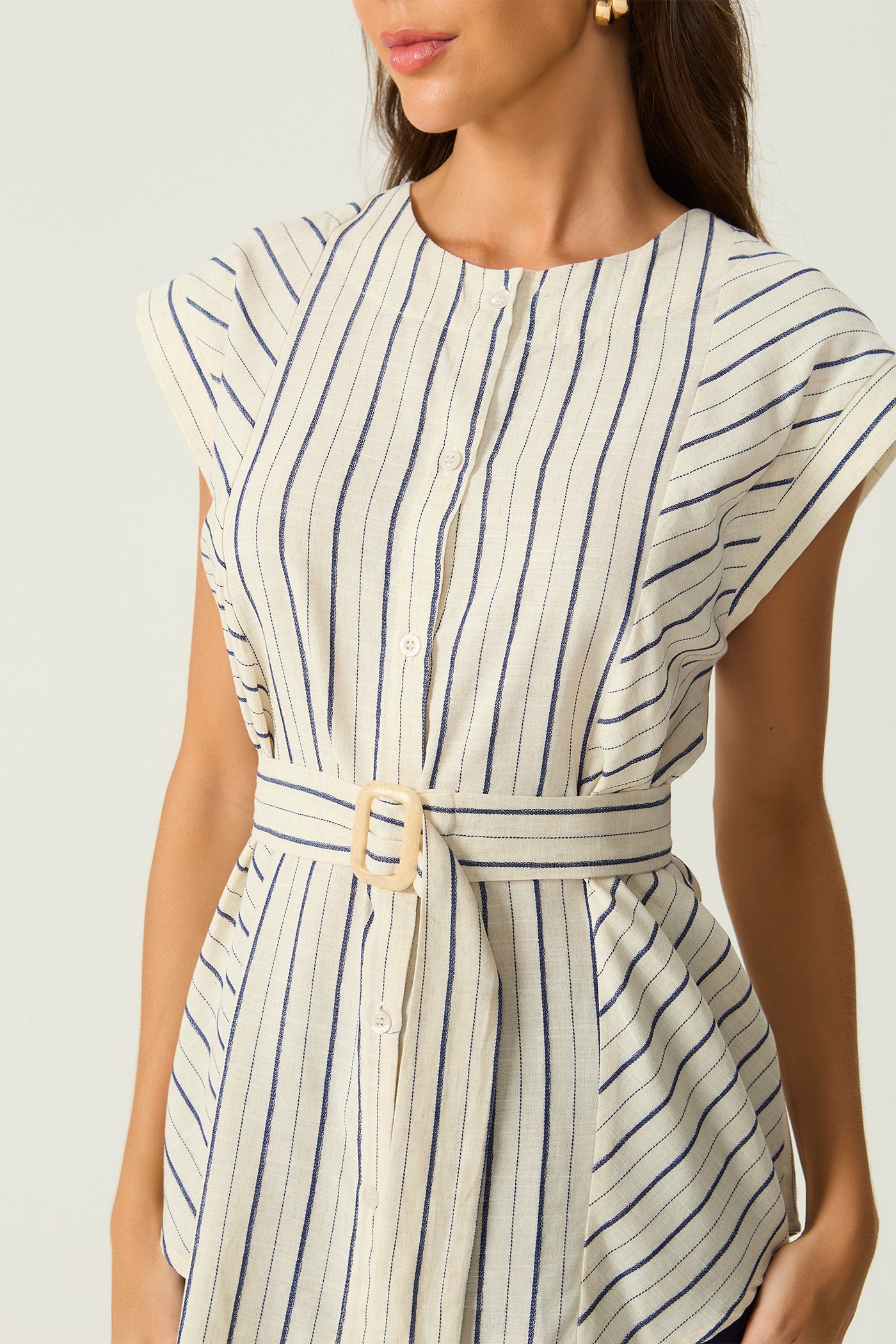 Camisa listrada com cinto natural Fato Básico