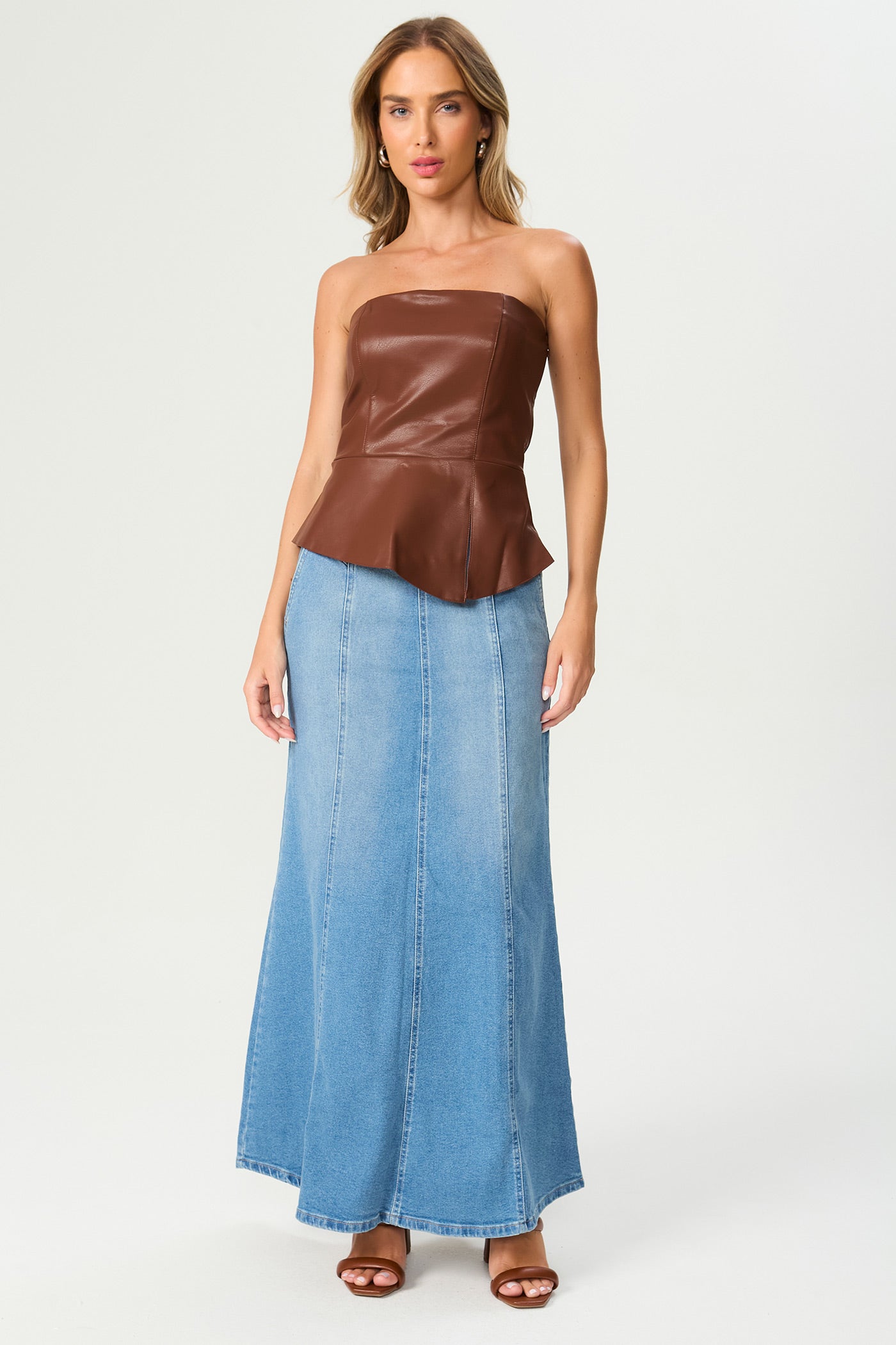 Blusa sem alça couro assimétrica marrom Fato Básico