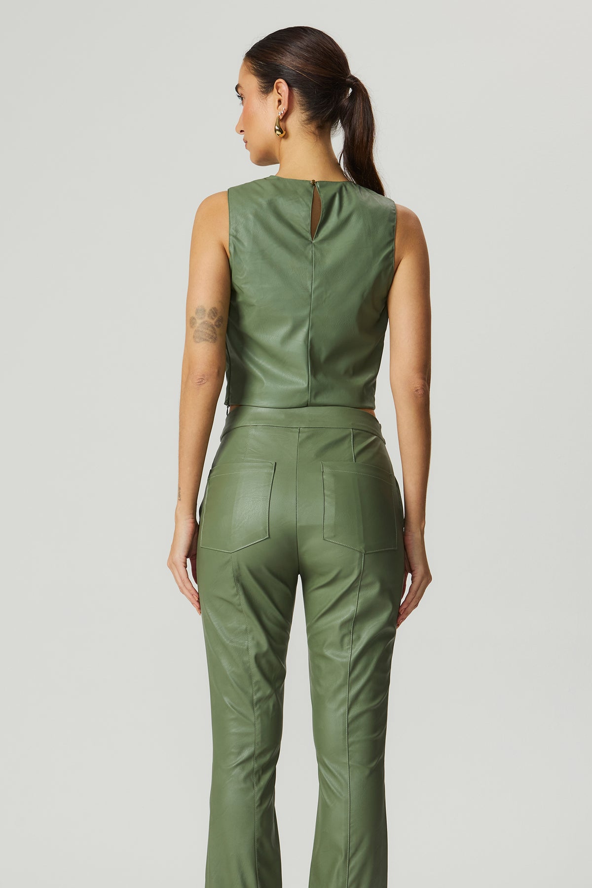 Blusa couro sintético recortes verde Fato Básico