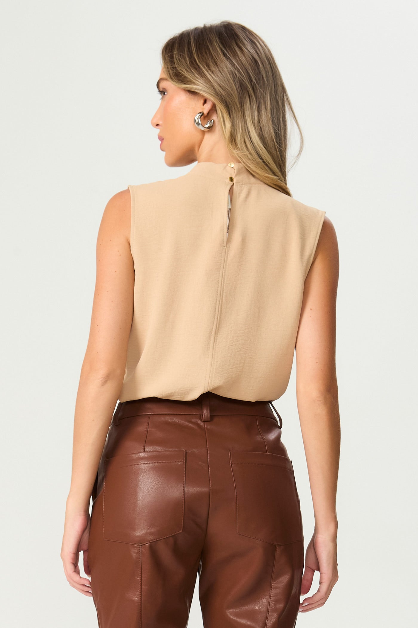 Blusa gola com prega bege Fato Básico