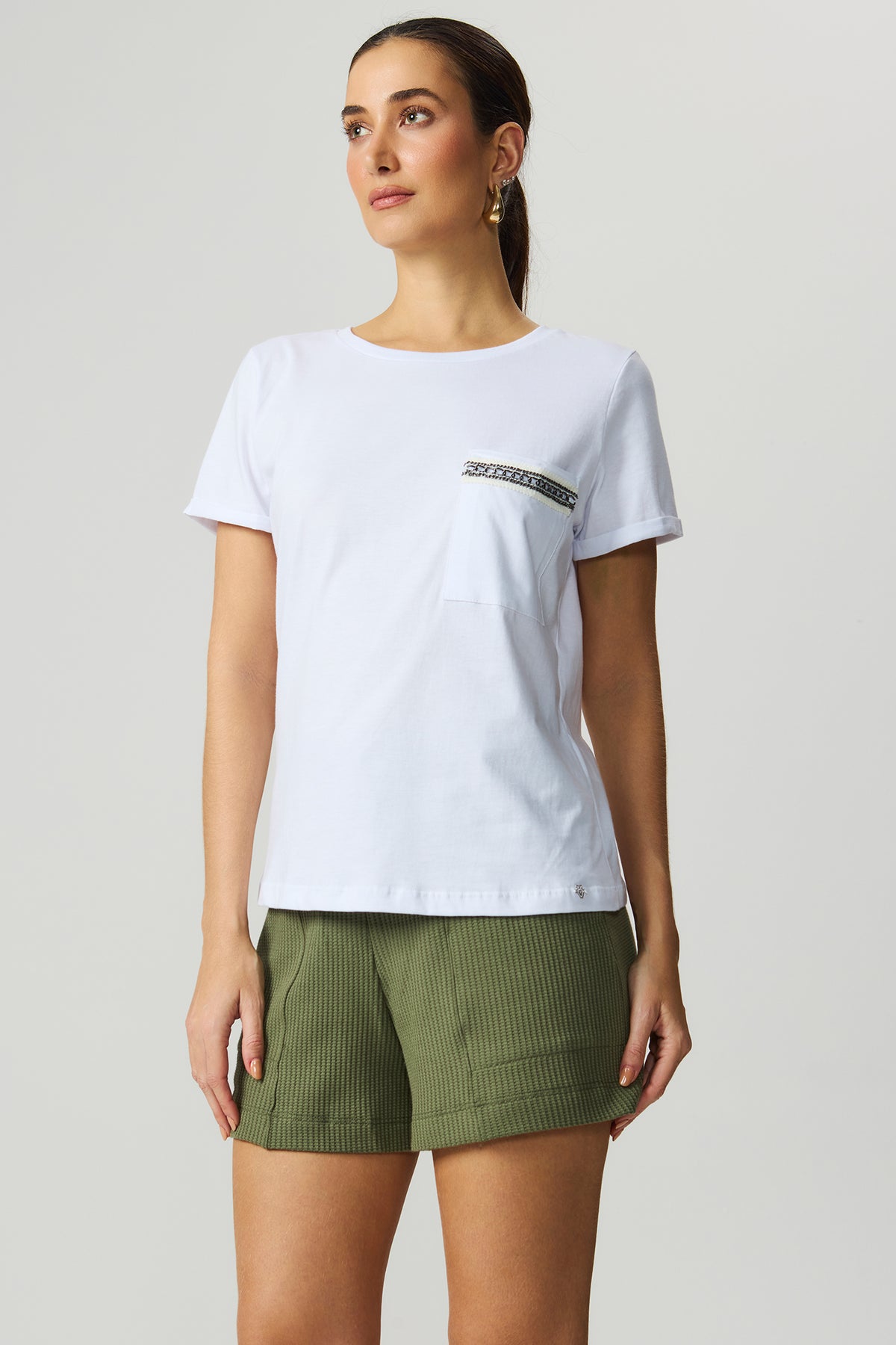 Camiseta detalhe corrente branca Fato Básico