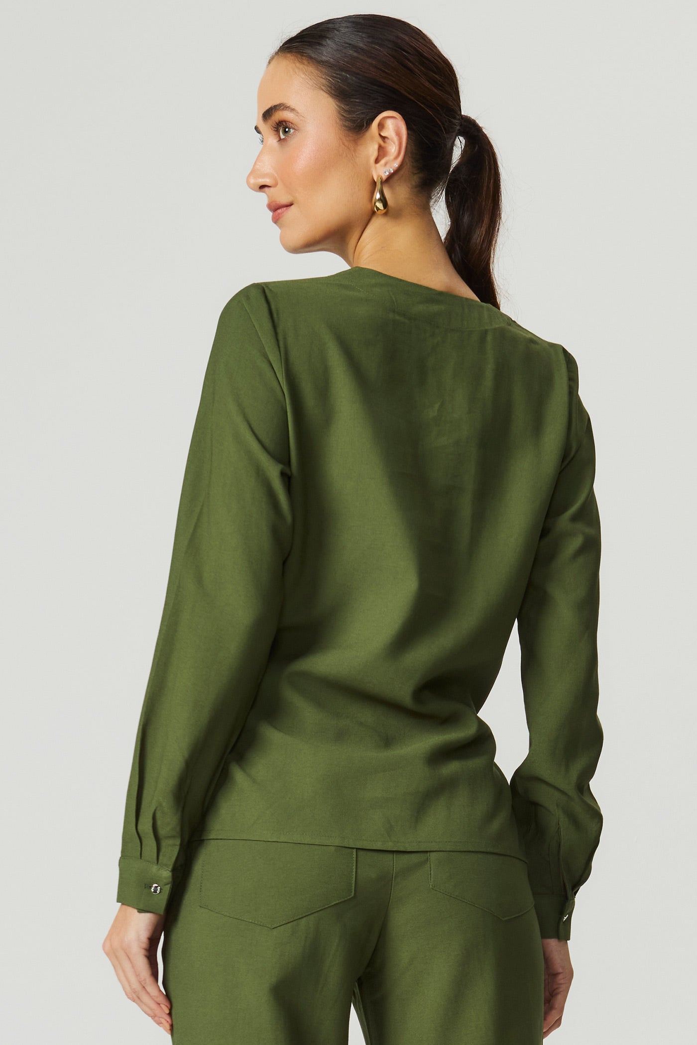 Blusa cinto lateral oliva Fato Básico