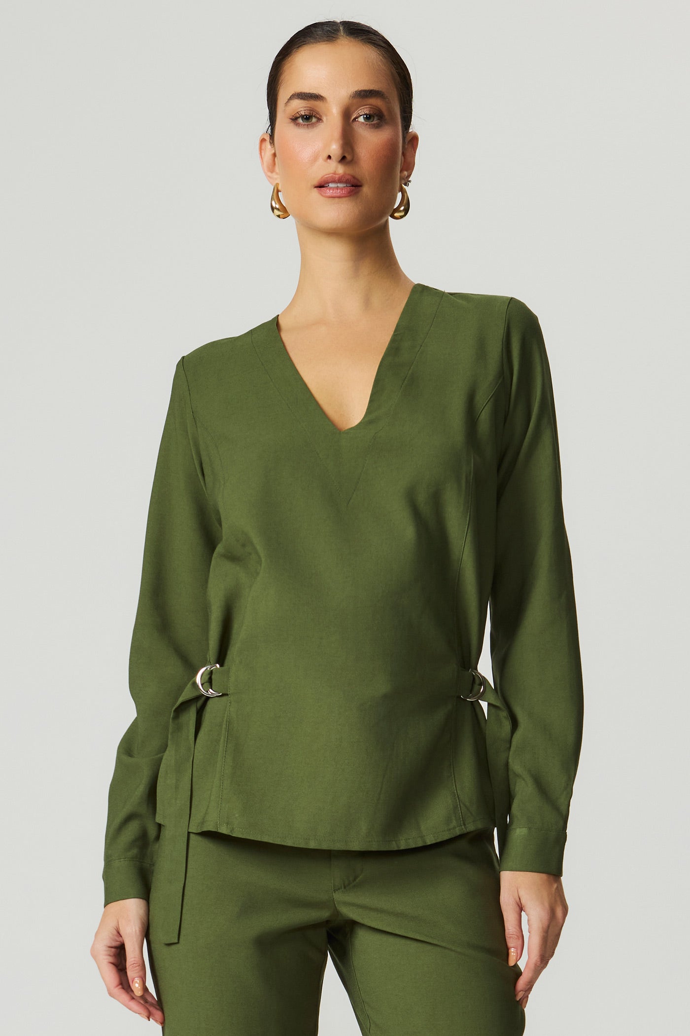 Blusa cinto lateral oliva Fato Básico