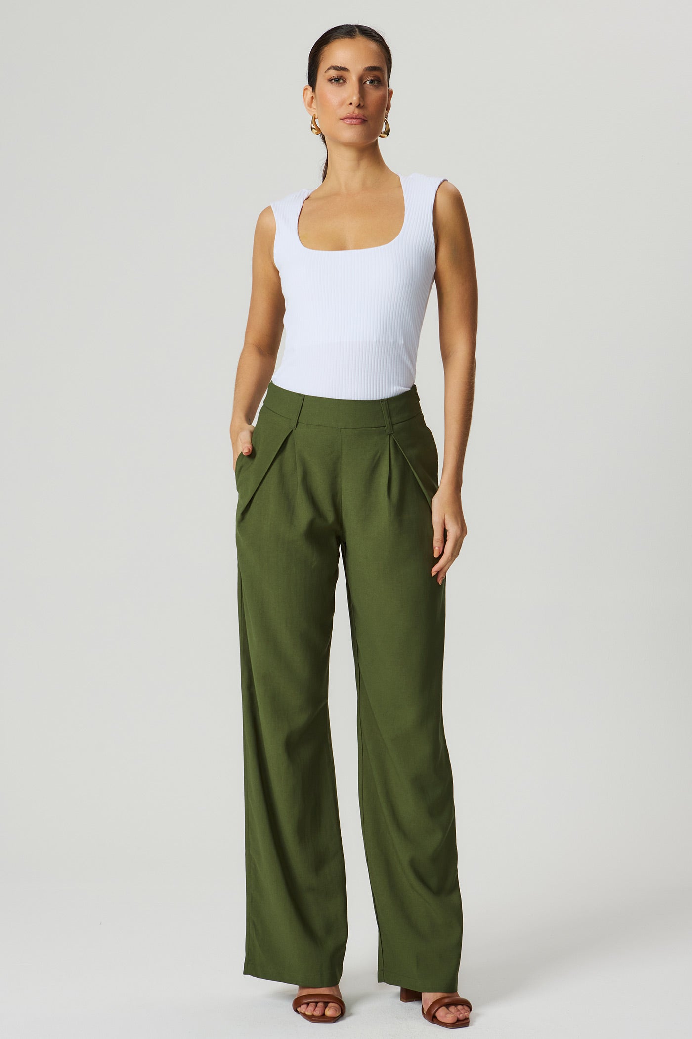 Calça com pregas oliva Fato Básico