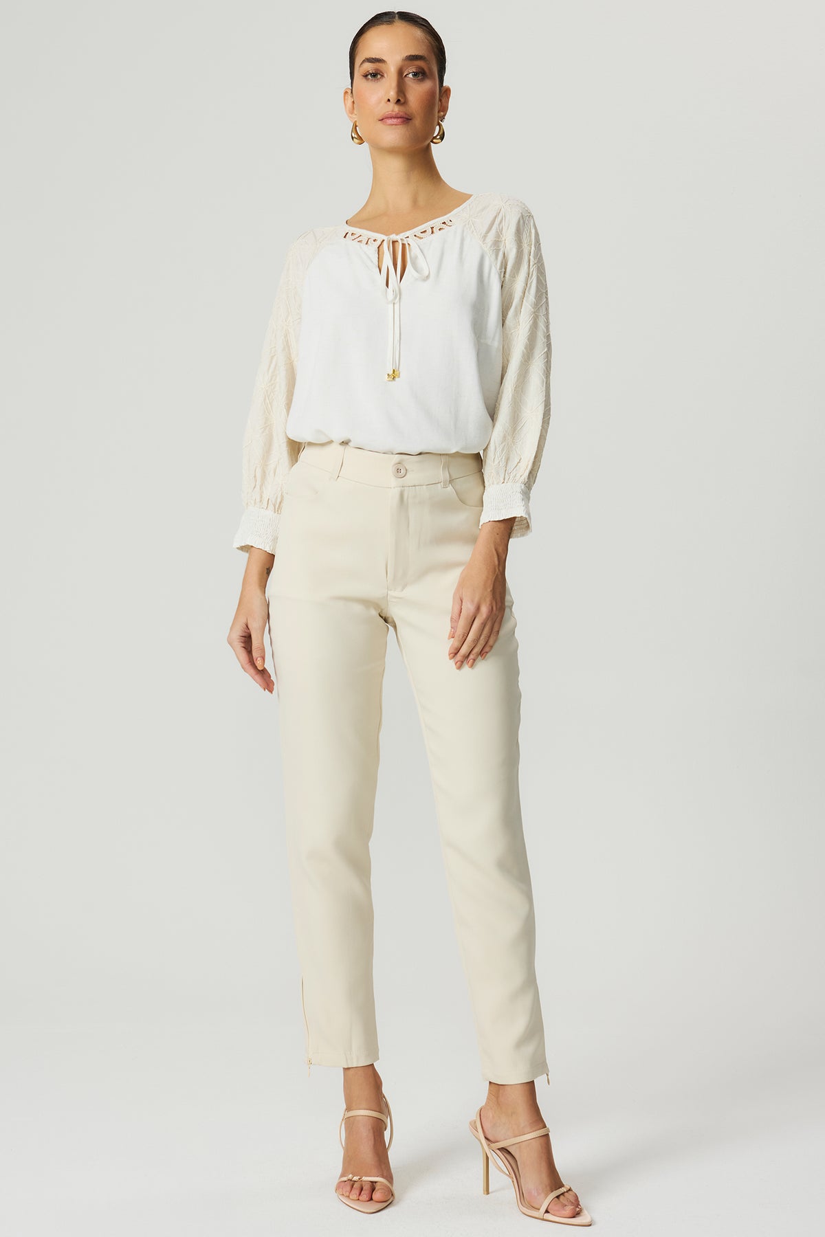 blusa mangas bordadas decote amarração off-white Fato Básico