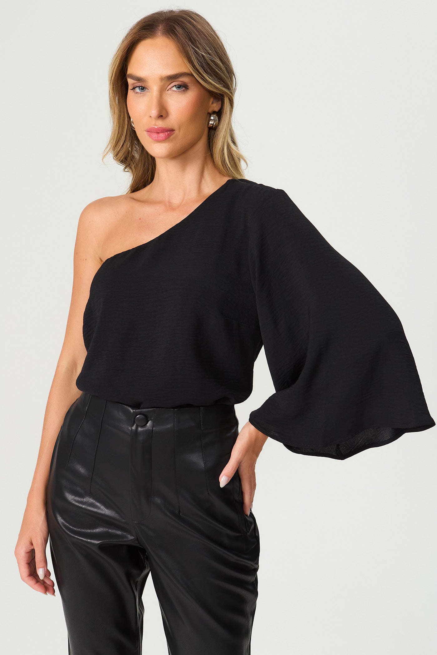 Blusa assimétrica ombro só preta Fato Básico