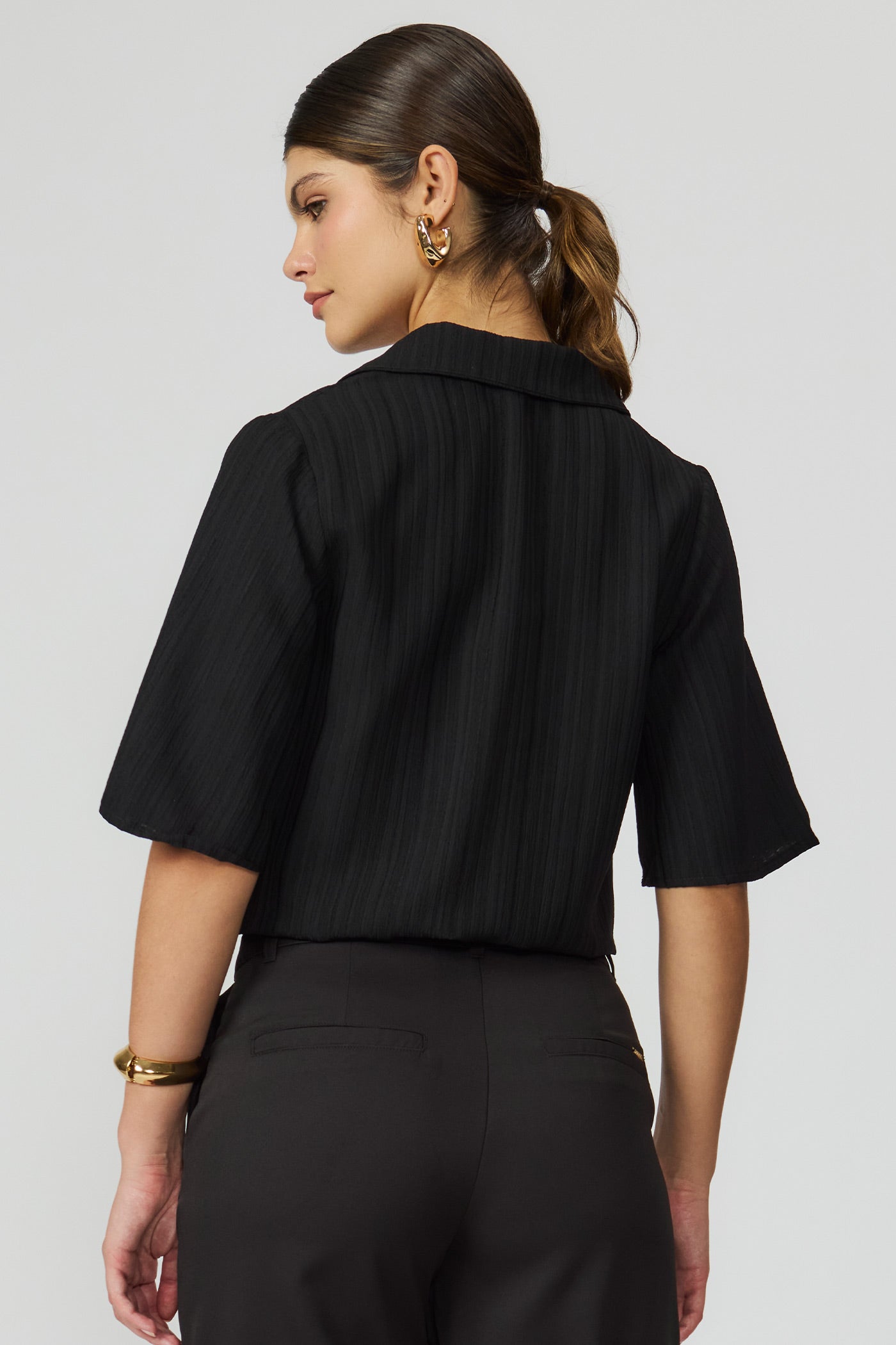 Blusa texturizada preta com laço frontal Fato Básico
