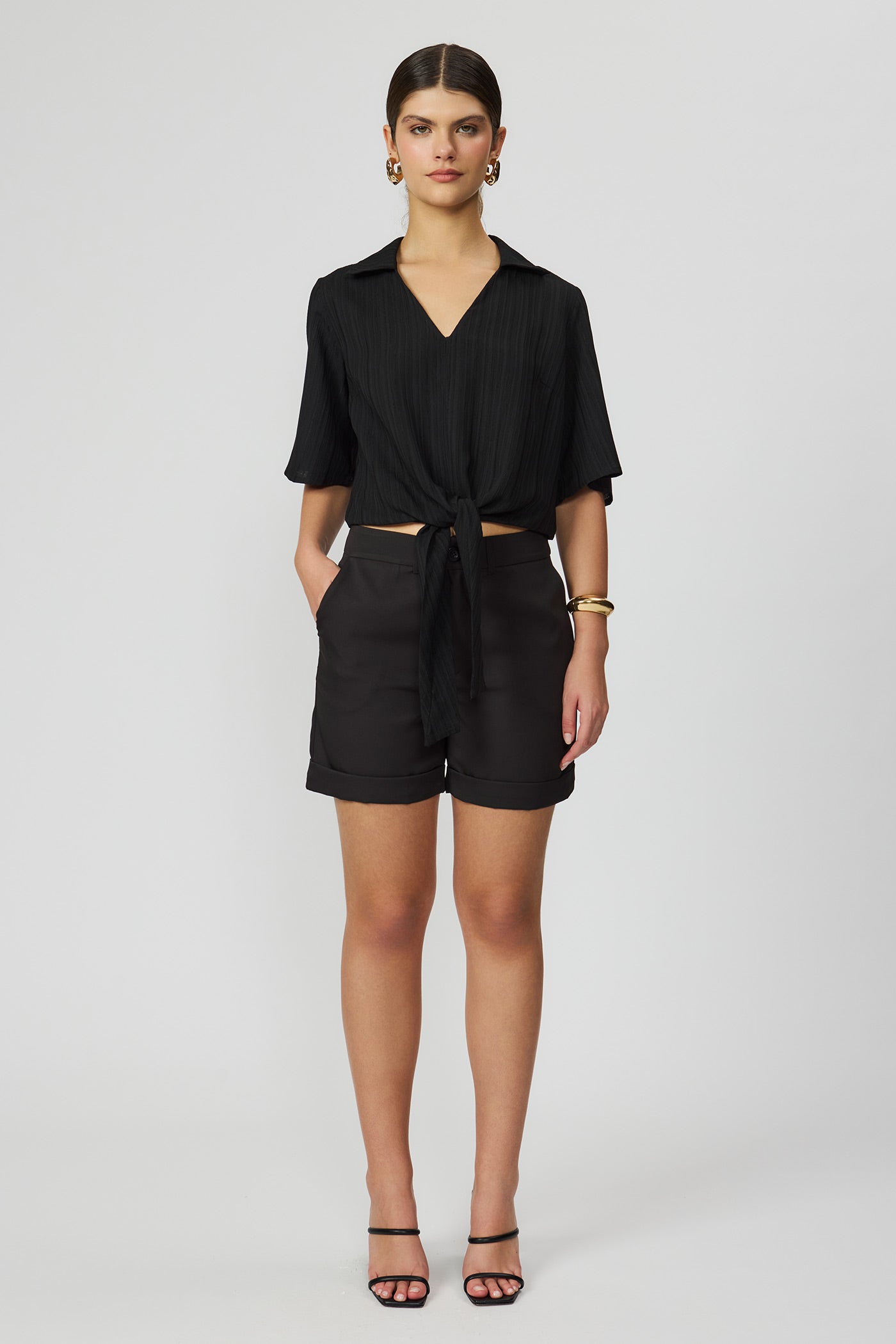 Blusa texturizada preta com laço frontal Fato Básico