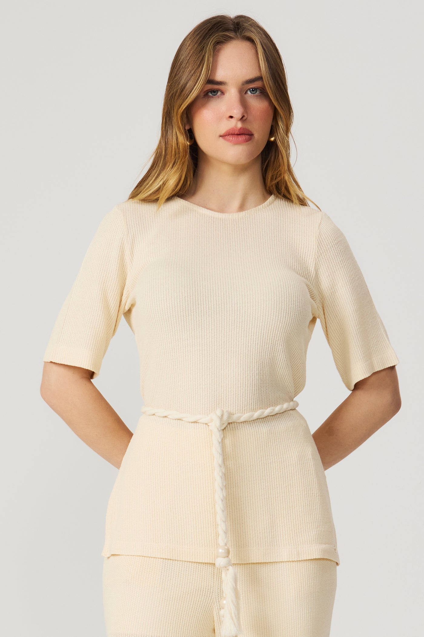 Blusa alongada com cinto baunilha Fato Básico