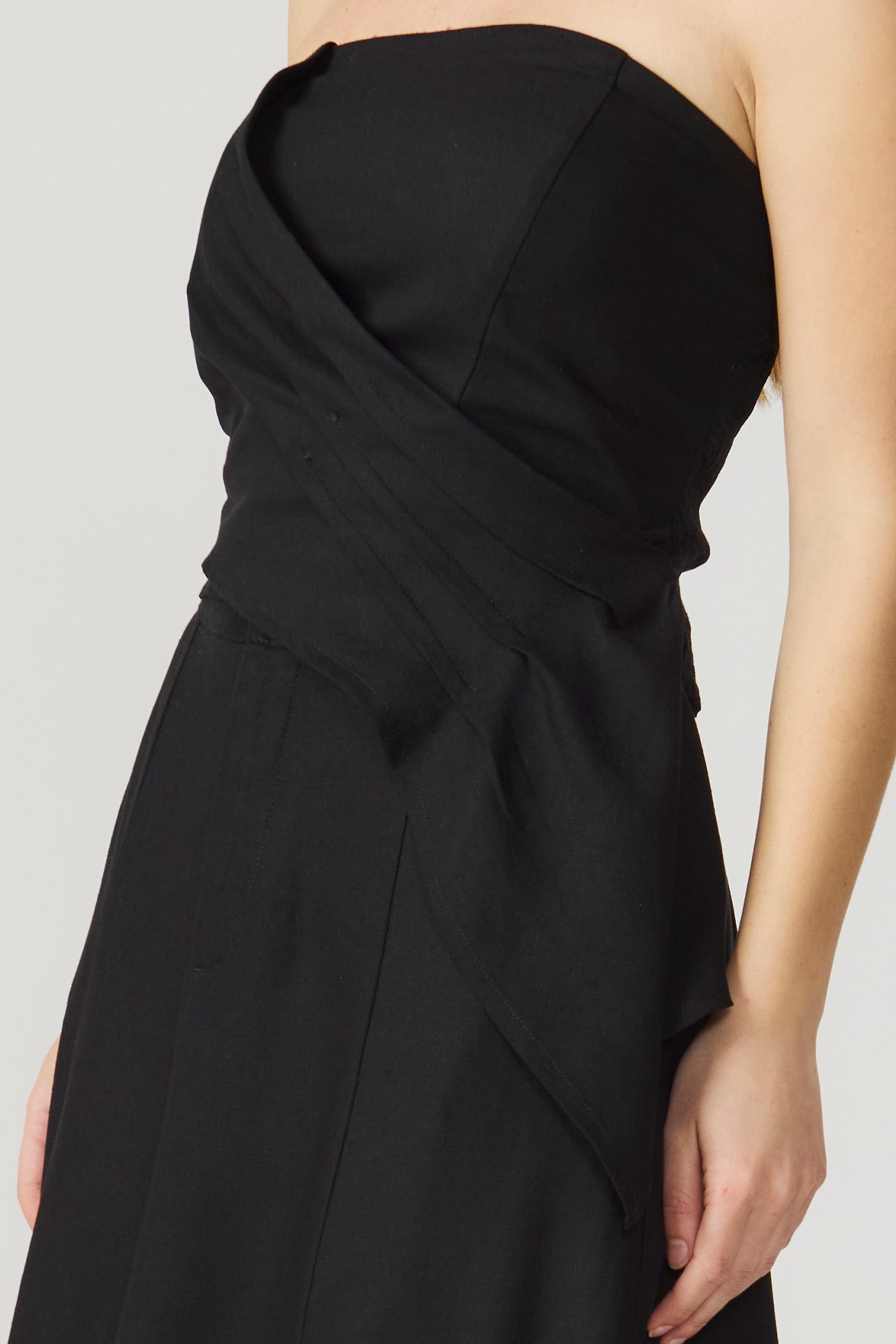 Blusa assimétrica linho preto Fato Básico