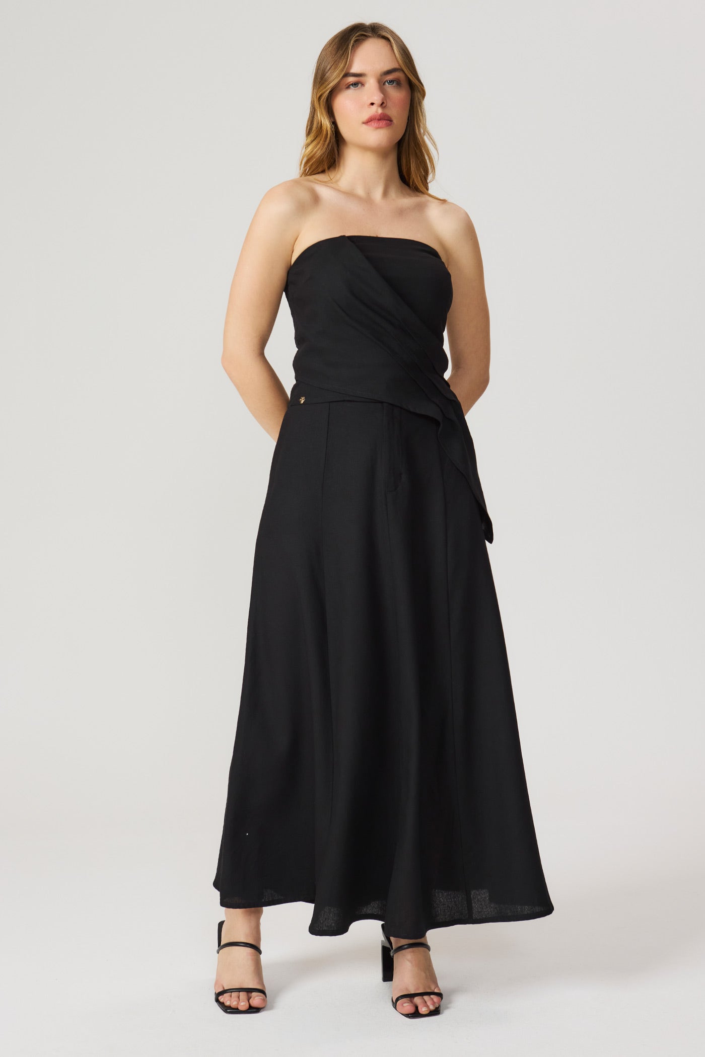 Blusa assimétrica linho preto Fato Básico