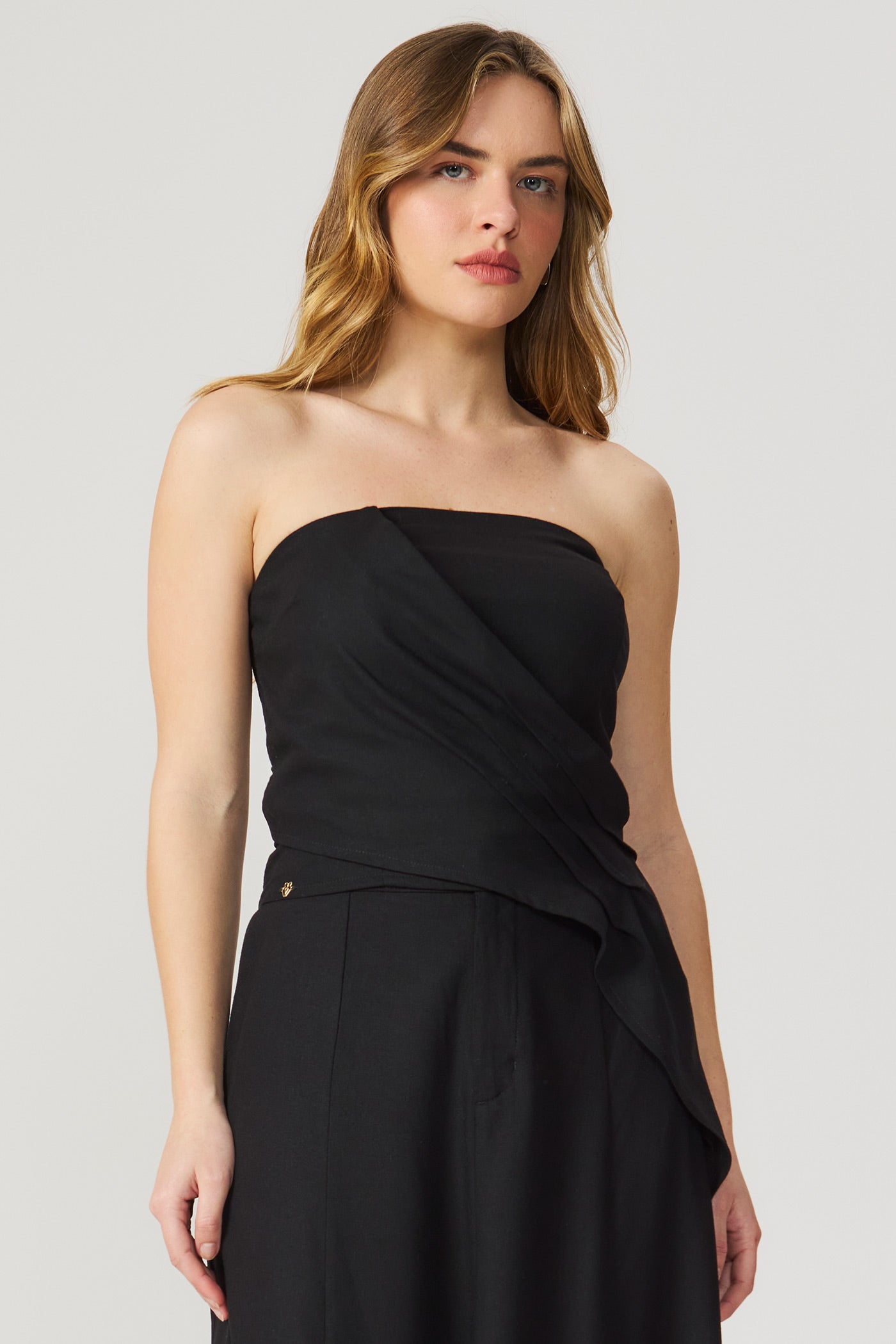 Blusa assimétrica linho preto Fato Básico