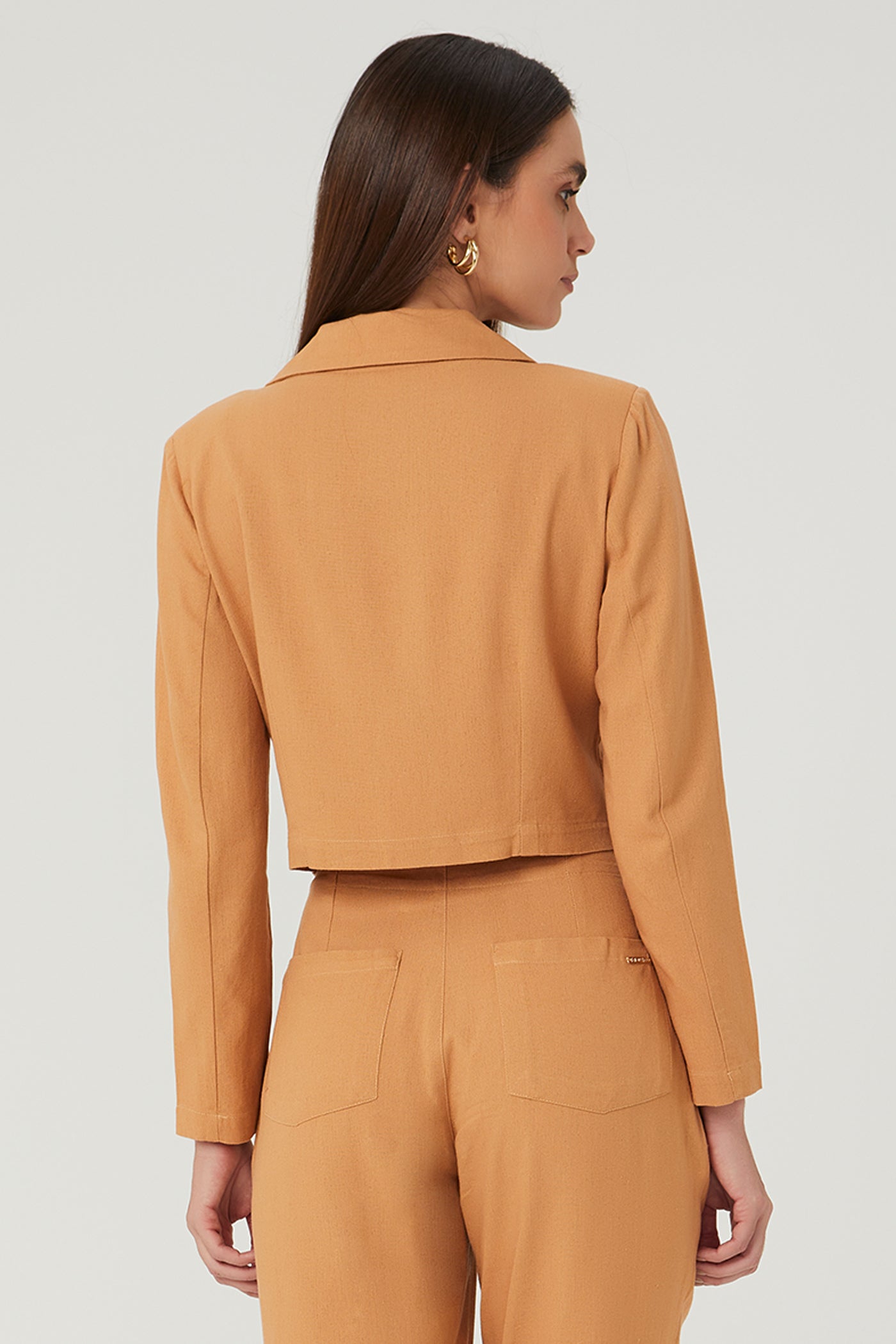 Blazer cropped em linho caramelo Fato Básico - FATO BÁSICO