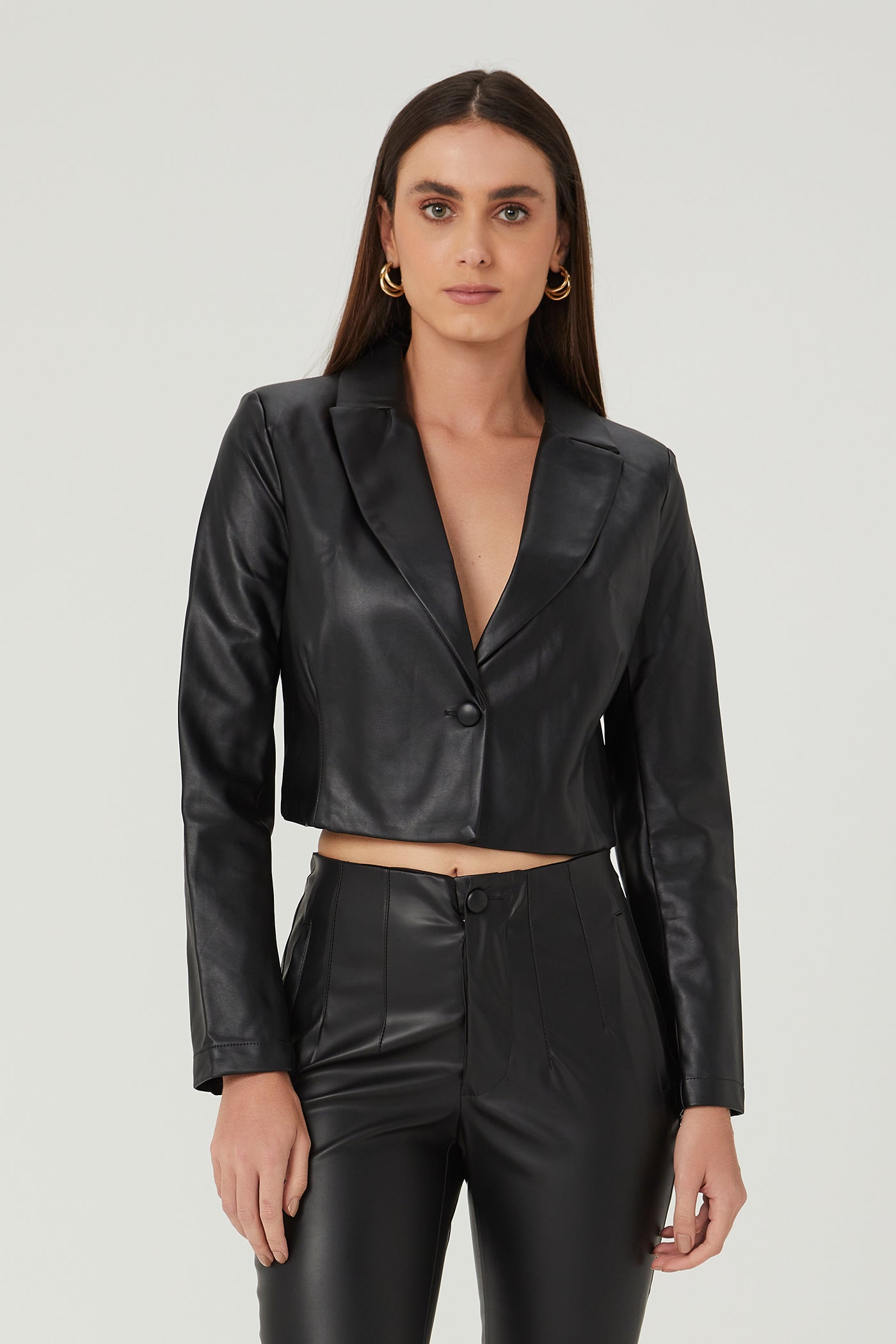Blazer cropped couro sintético preto Fato Básico