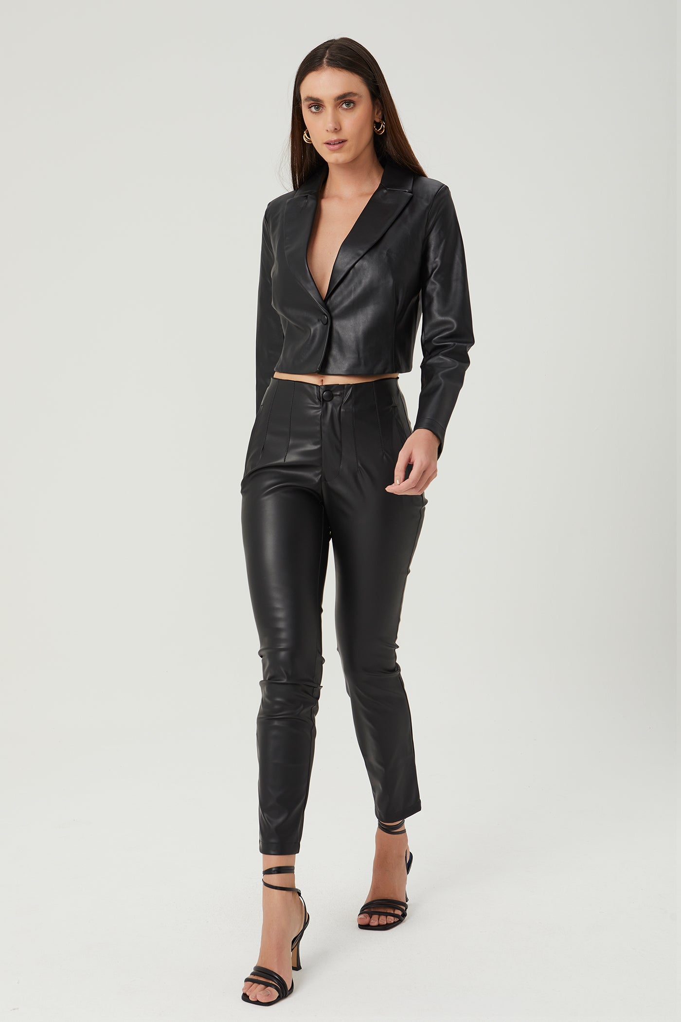 Blazer cropped couro sintético preto Fato Básico