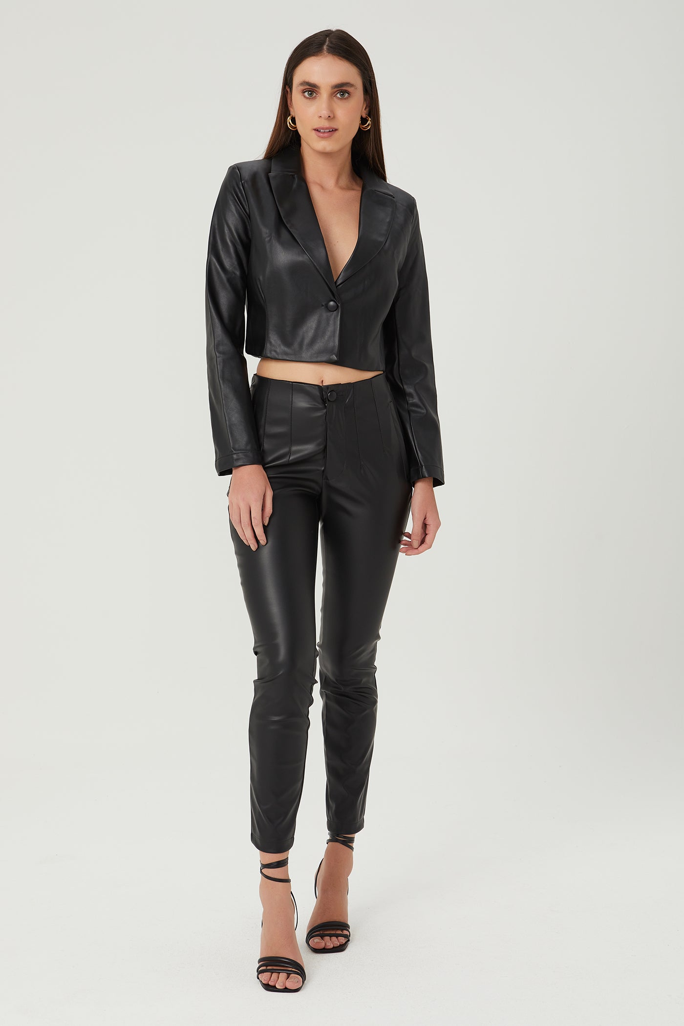 Blazer cropped couro sintético preto Fato Básico