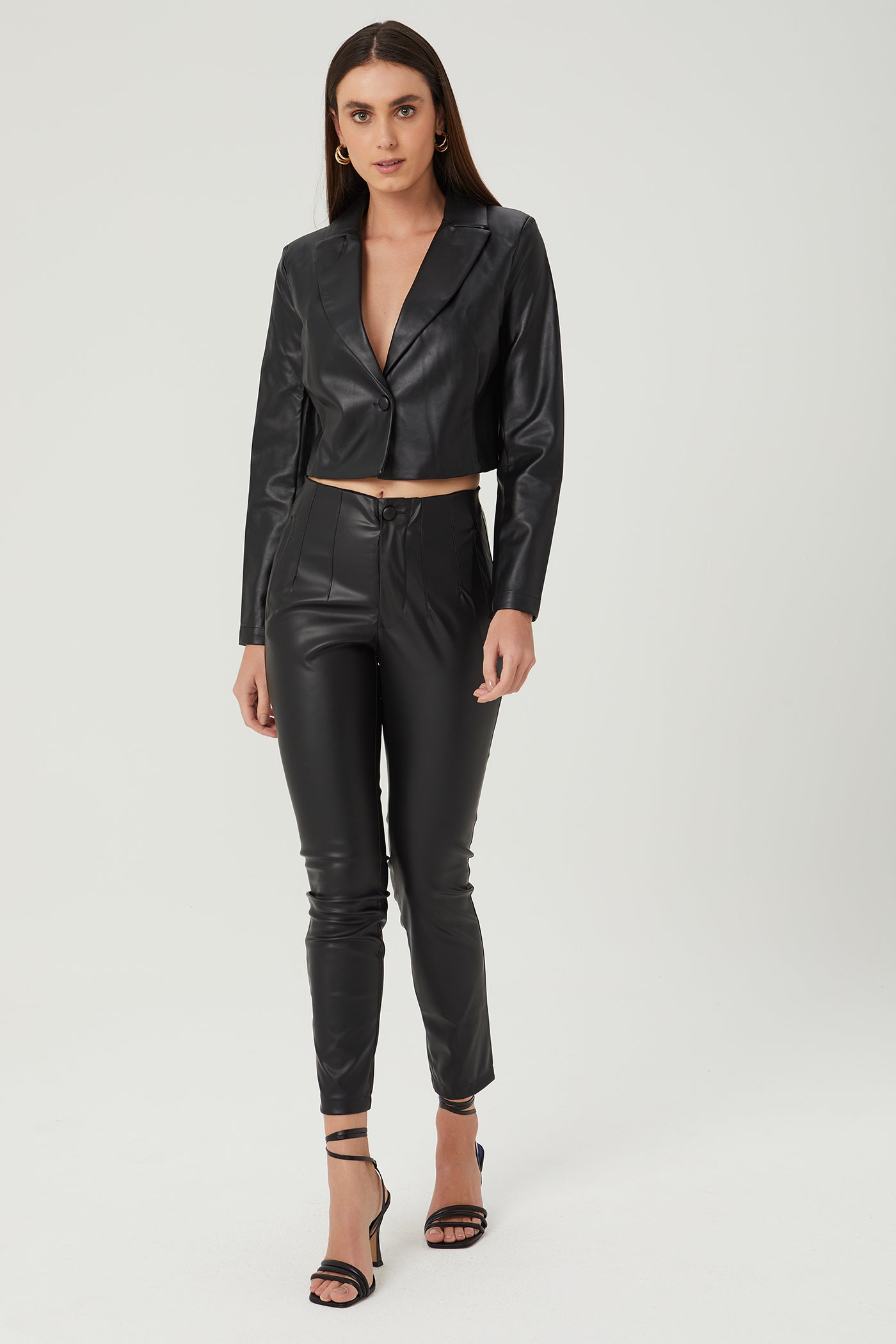 Blazer cropped couro sintético preto Fato Básico