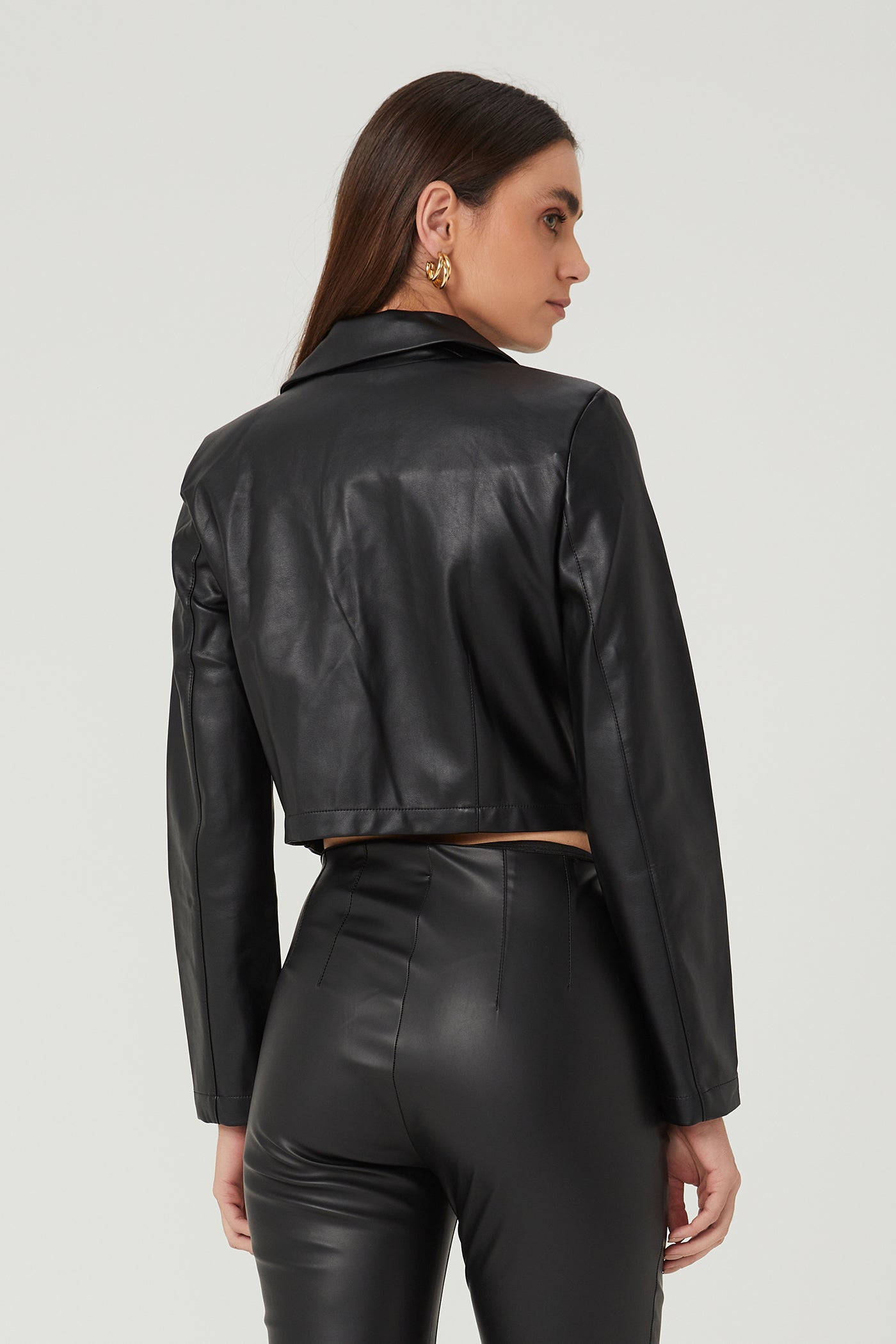 Blazer cropped couro sintético preto Fato Básico