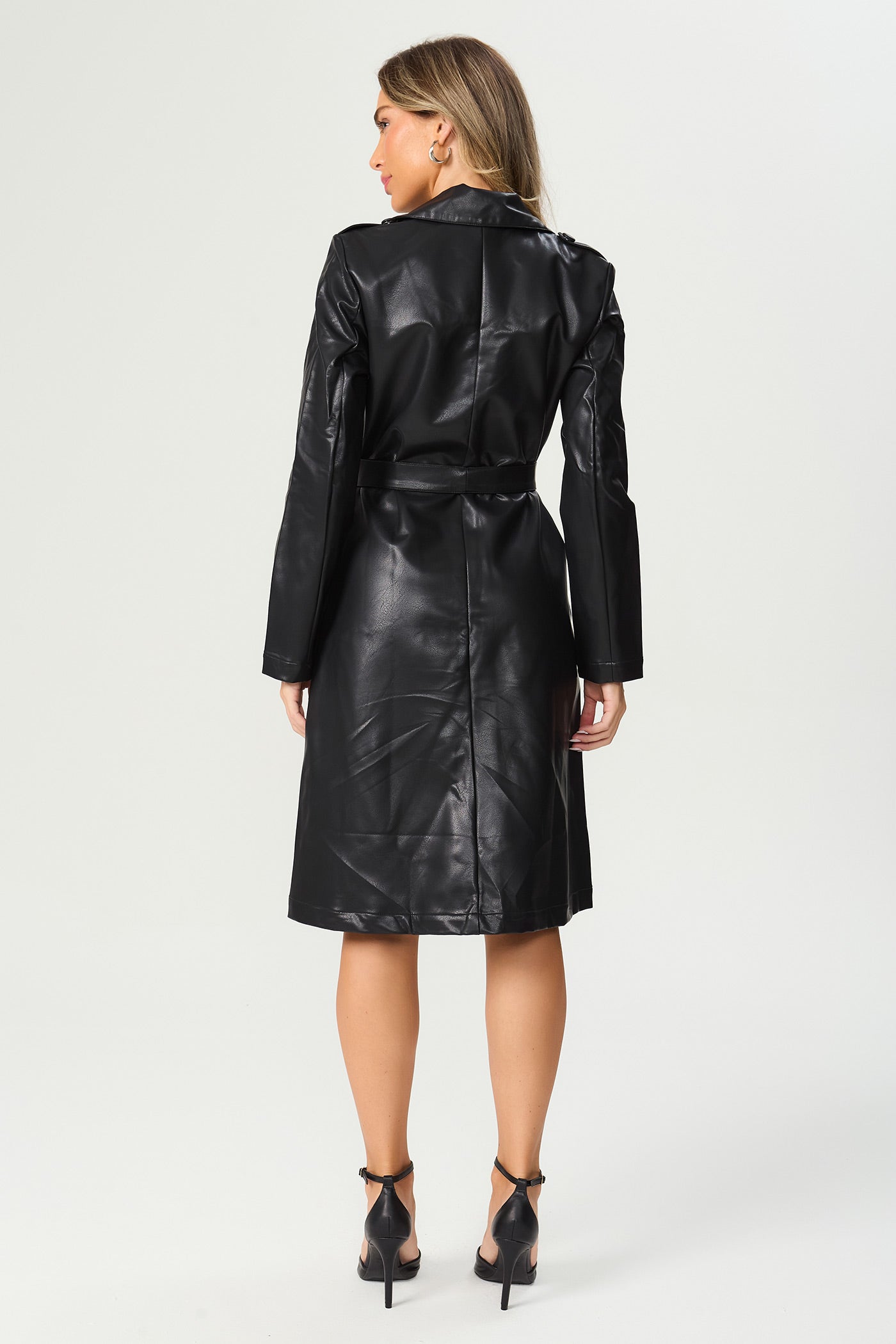 Casaco trench coat couro sintético preto Fato Básico