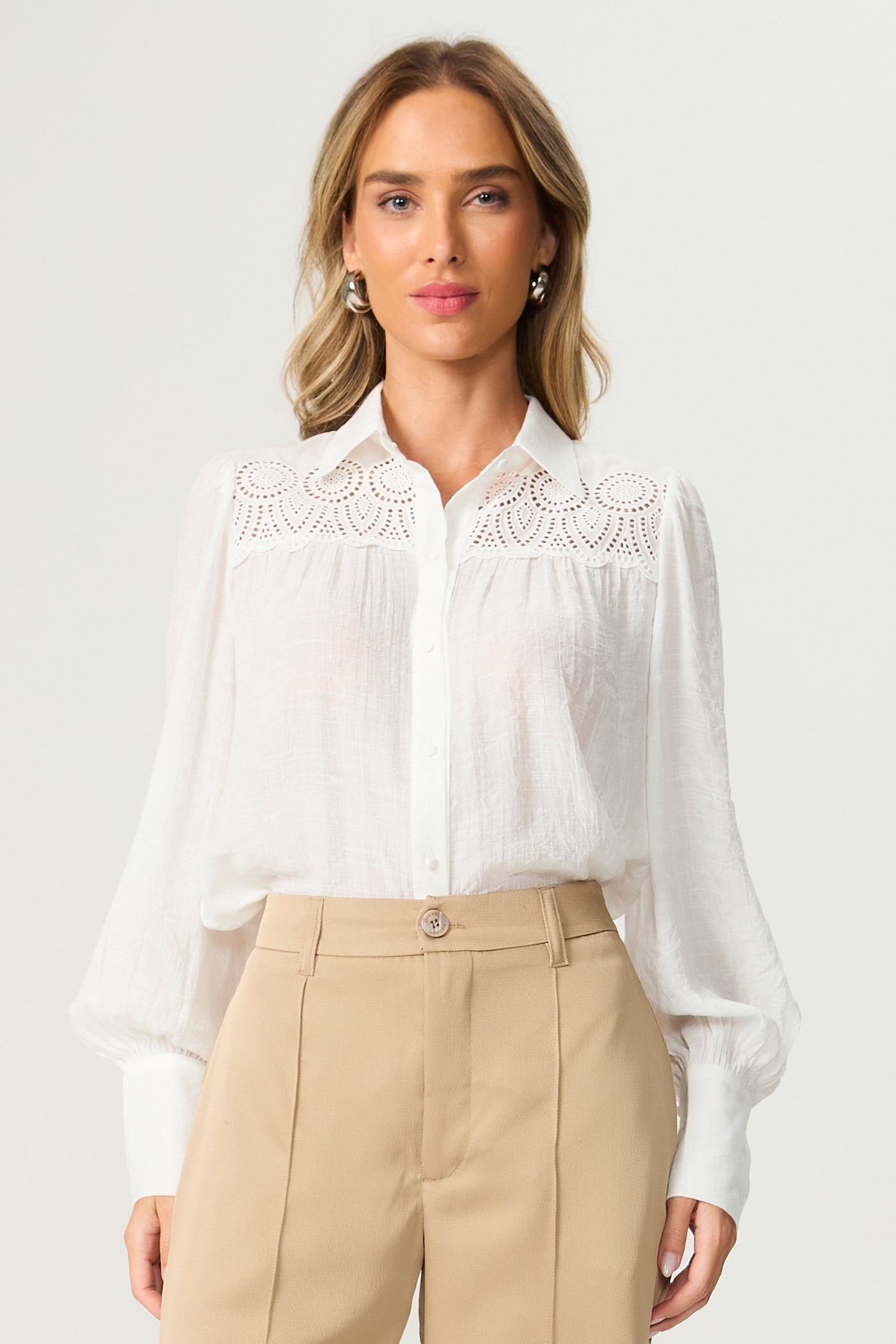 Camisa ampla com renda off white Fato Básico