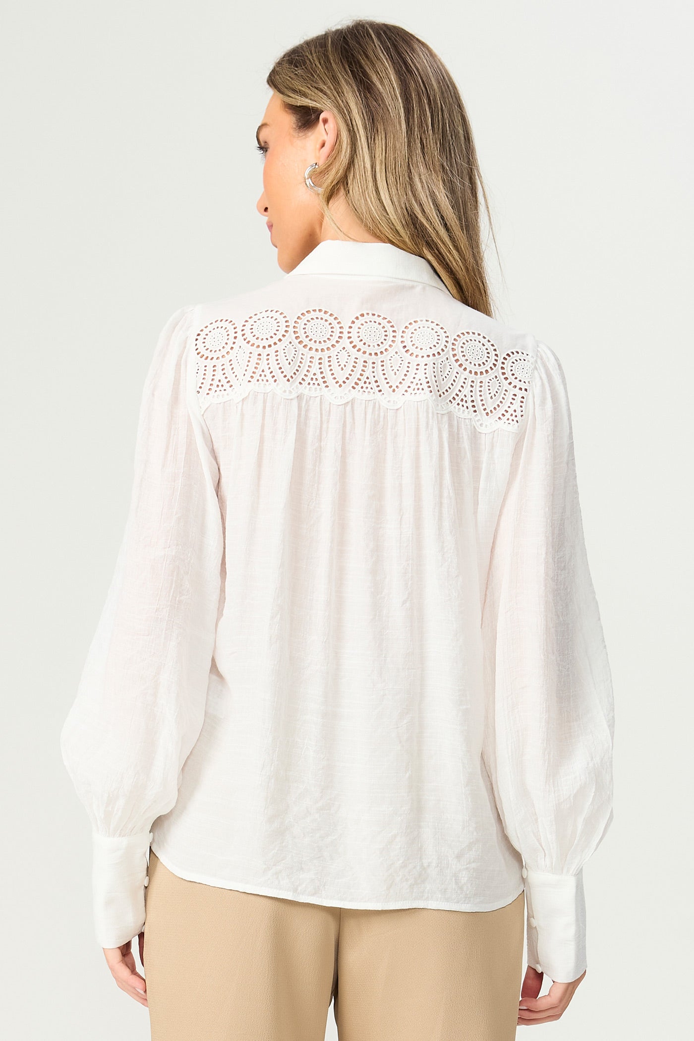 Camisa ampla com renda off white Fato Básico