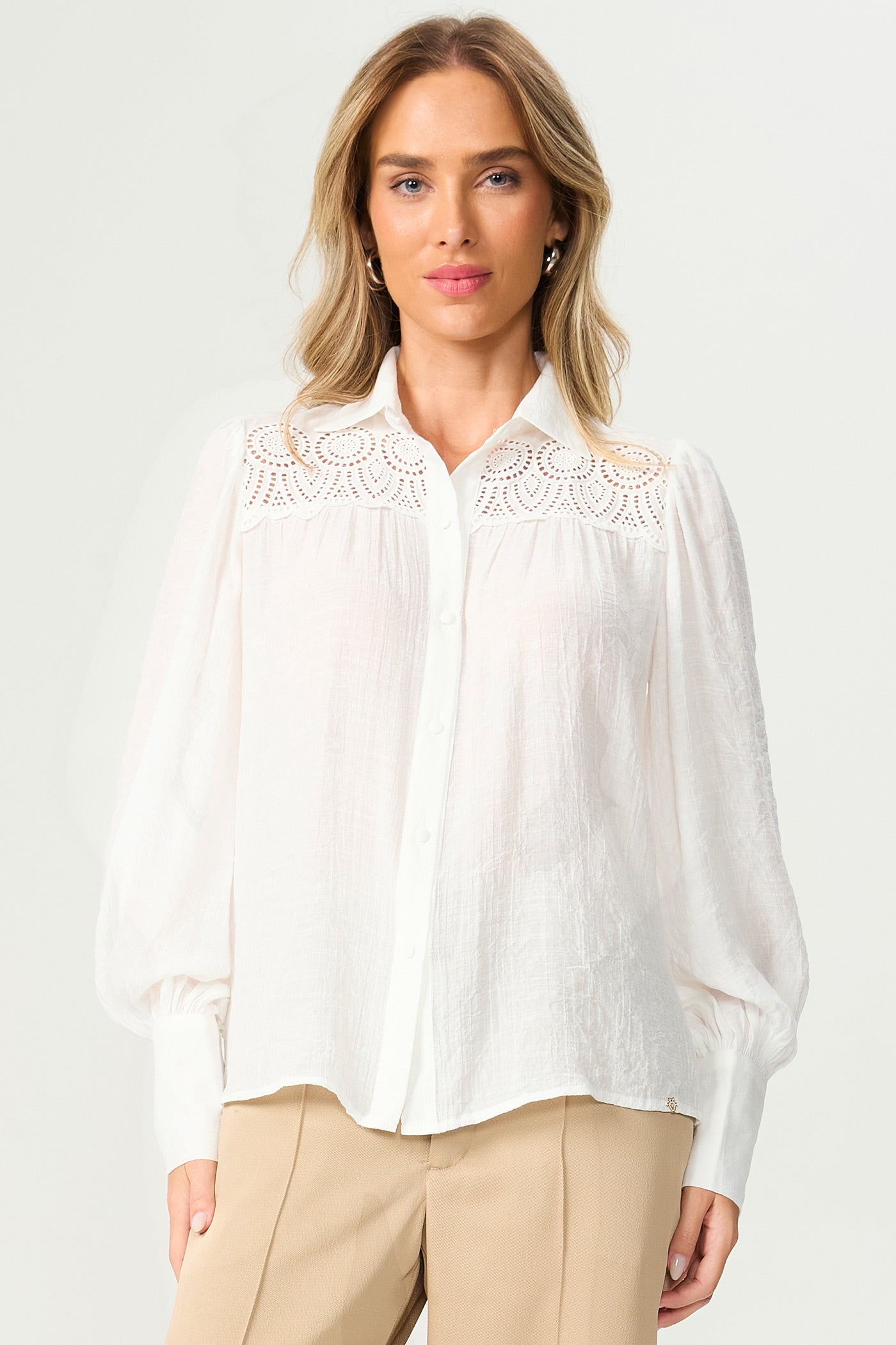 Camisa ampla com renda off white Fato Básico