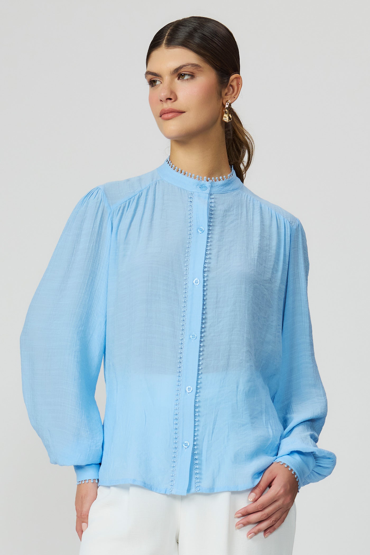 Camisa azul feminina com detalhe em renda Fato Básico