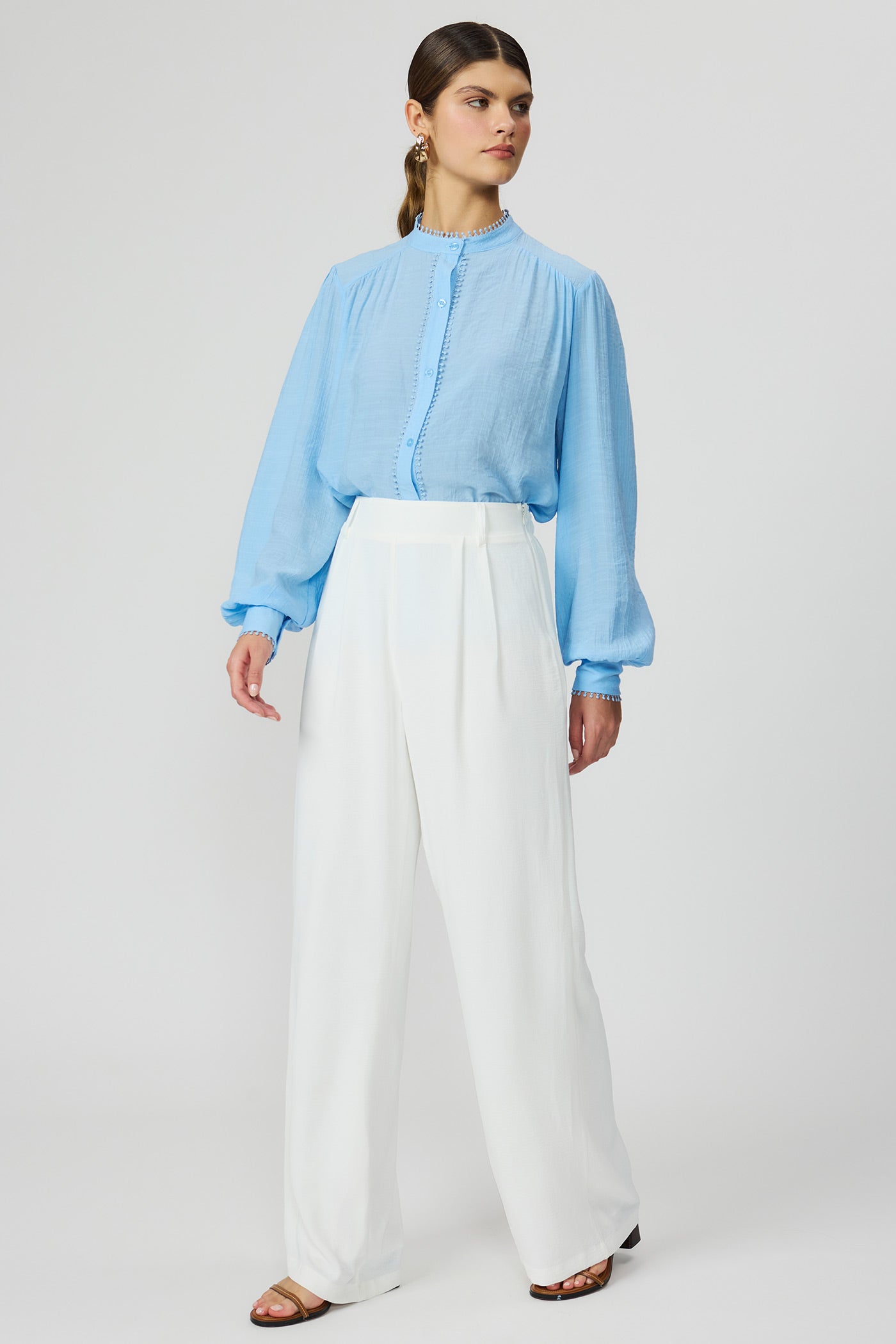 Camisa azul feminina com detalhe em renda Fato Básico