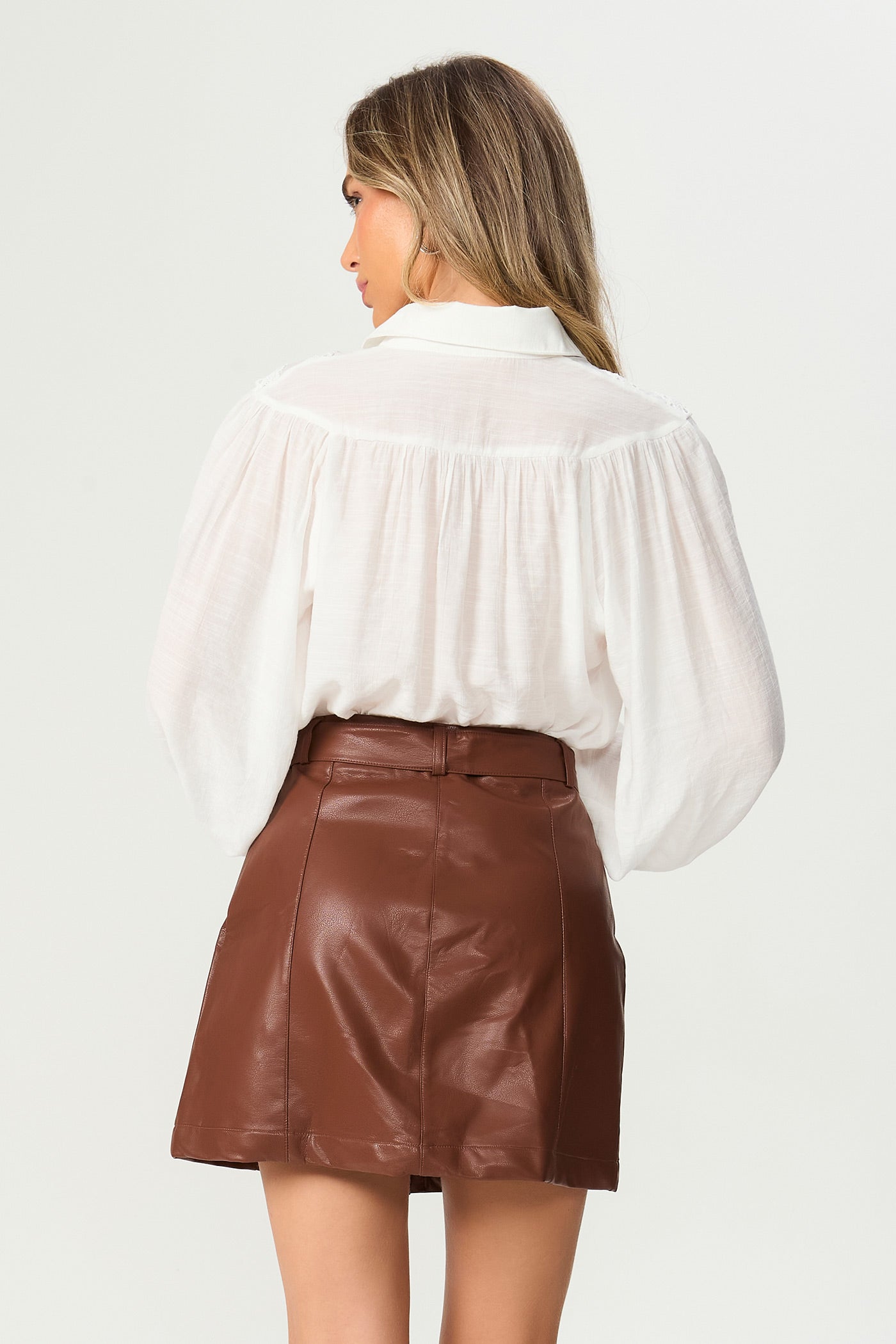 Saia de couro curta com botões marrom Fato Básico
