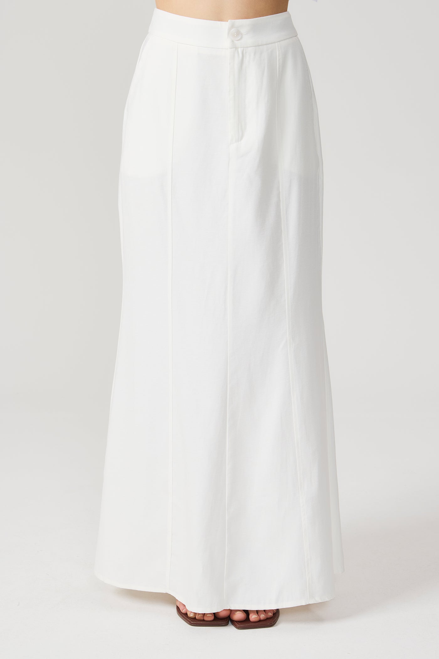 Saia alongada evasê off white Fato Básico