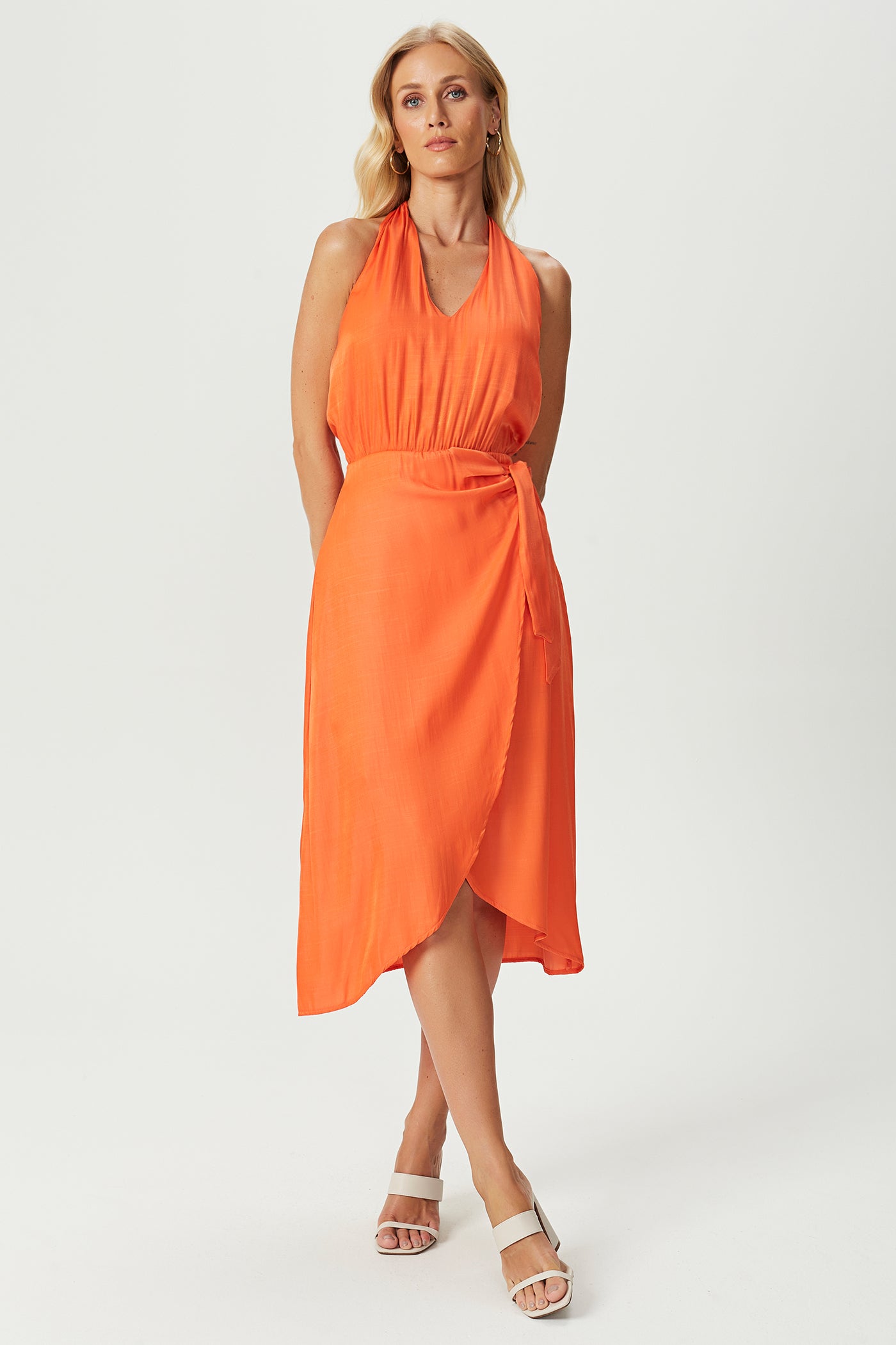 Vestido acetinado com transpasse rosa Fato - FATO BÁSICO