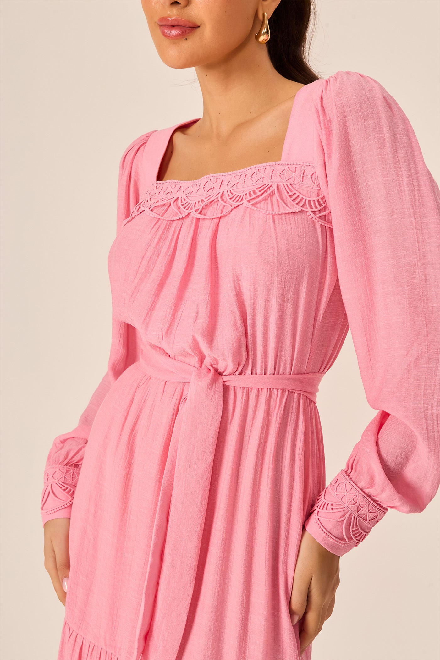 Vestido mídi com renda manga longa rosa Fato Básico