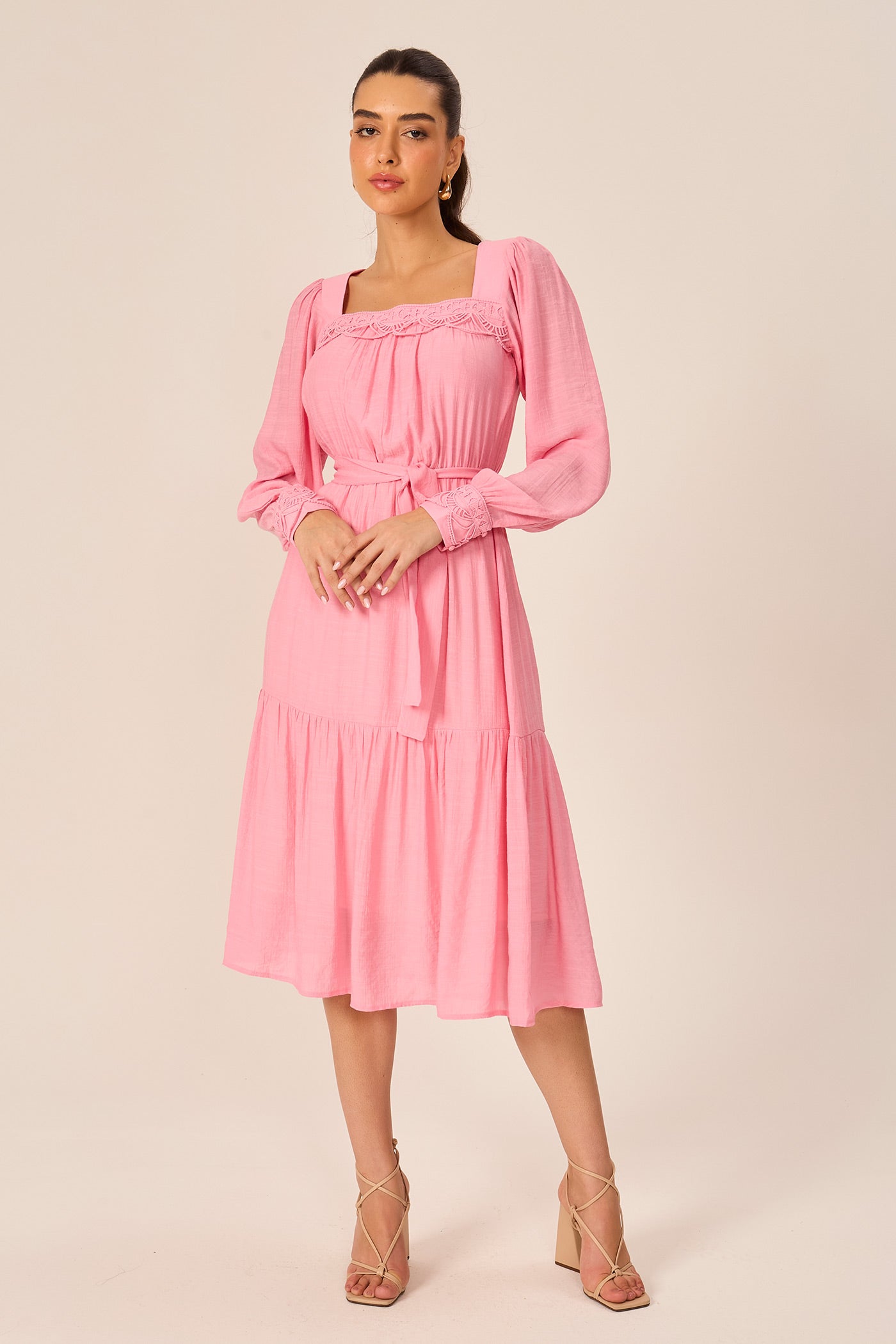 Vestido mídi com renda manga longa rosa Fato Básico
