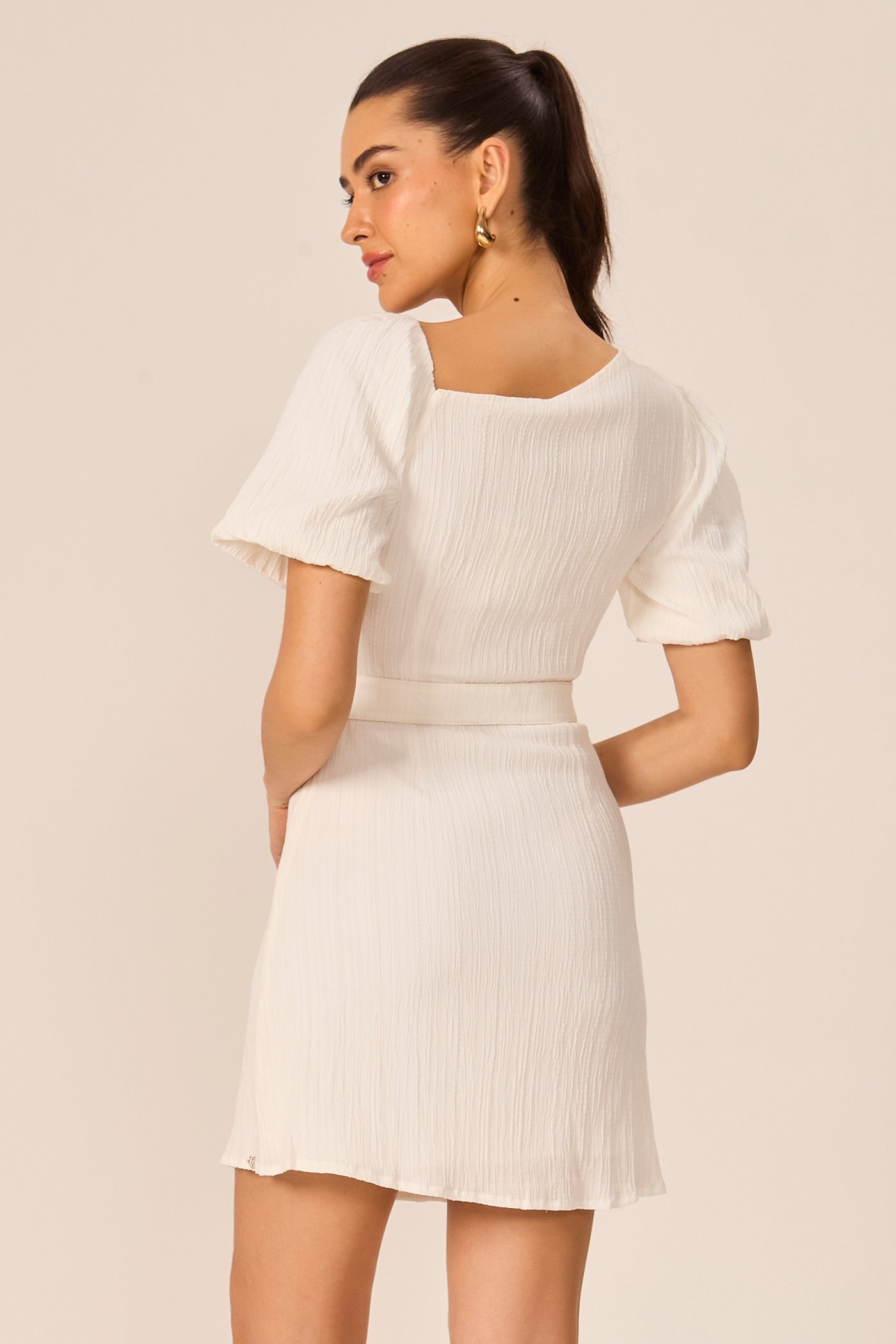 Vestido textura manga balonê off white Fato Básico