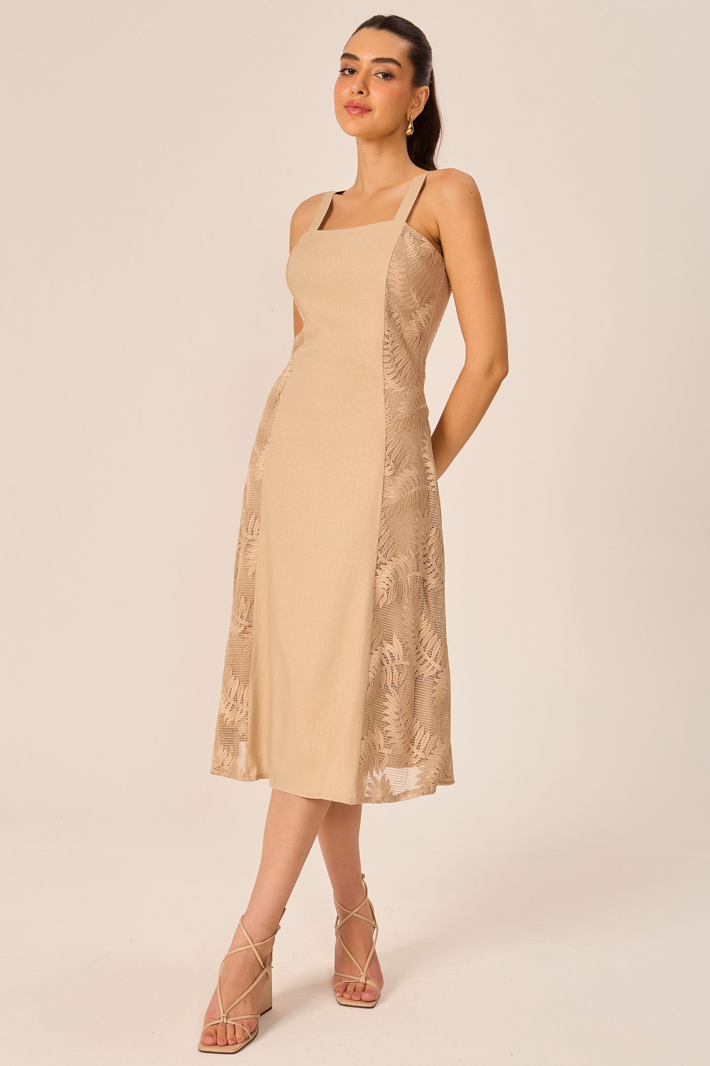 Vestido midi com tela bordada bege Fato Básico