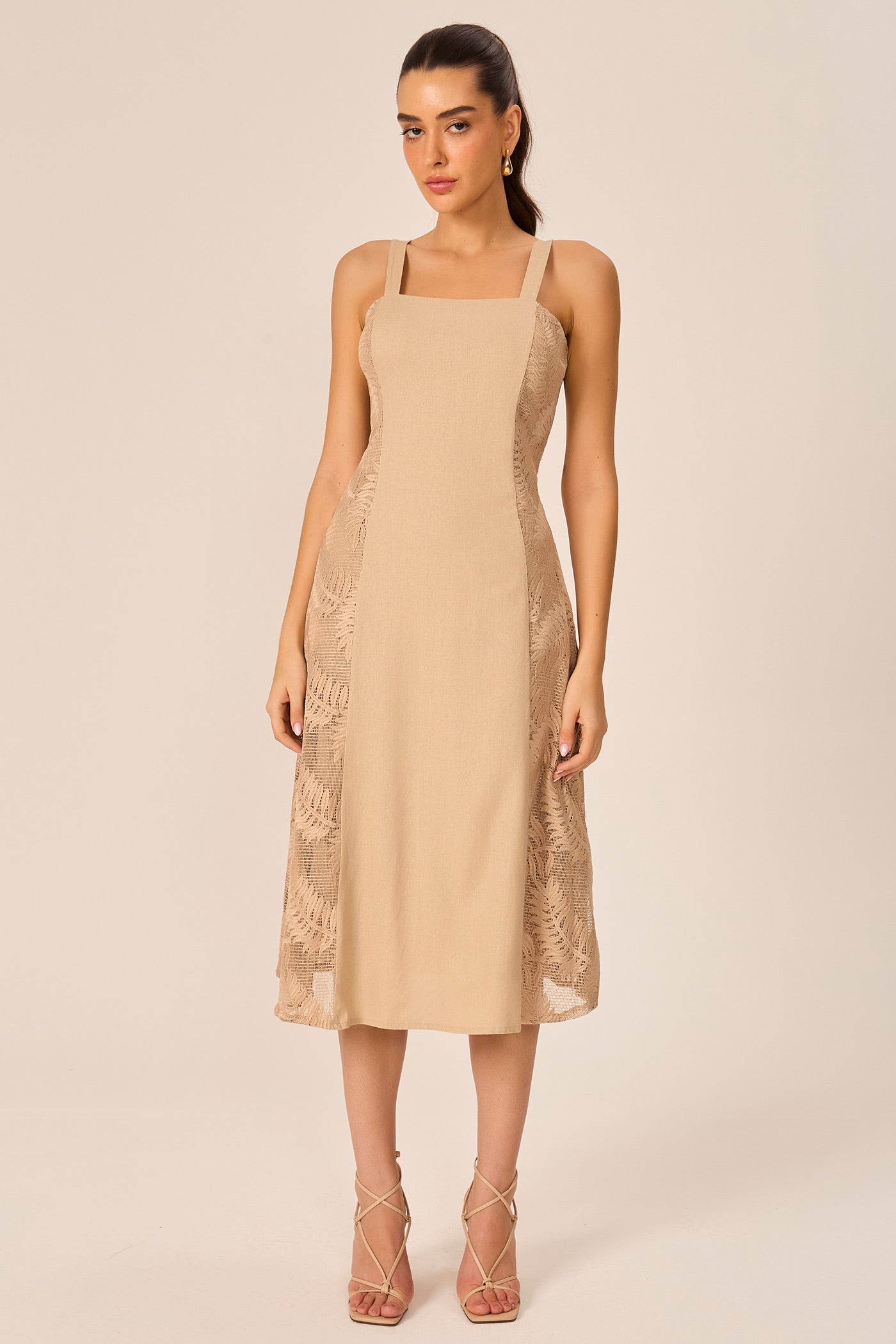 Vestido midi com tela bordada bege Fato Básico